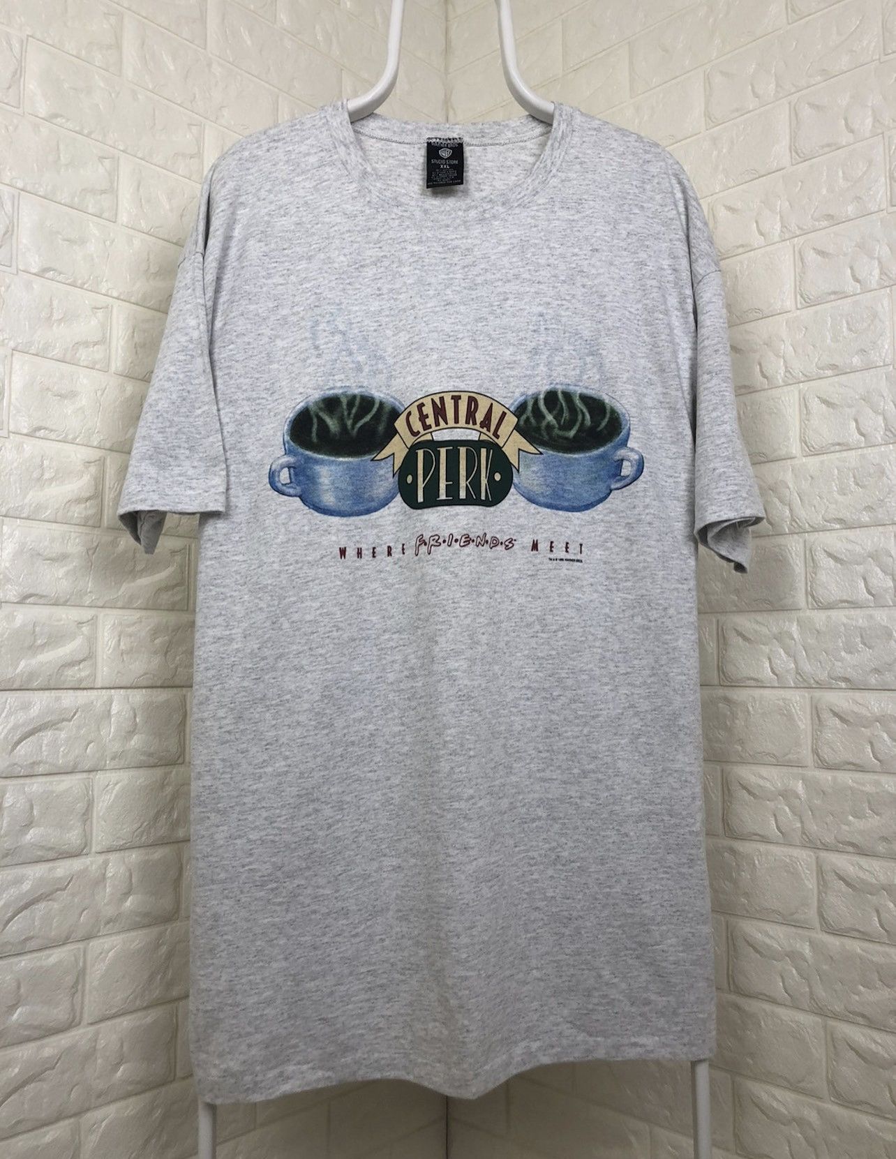 Vintage Vintage FRIENDS central park 1995 warner bros tee shirt Size US XXL / EU 58 / 5 - 1 Thumbnail
