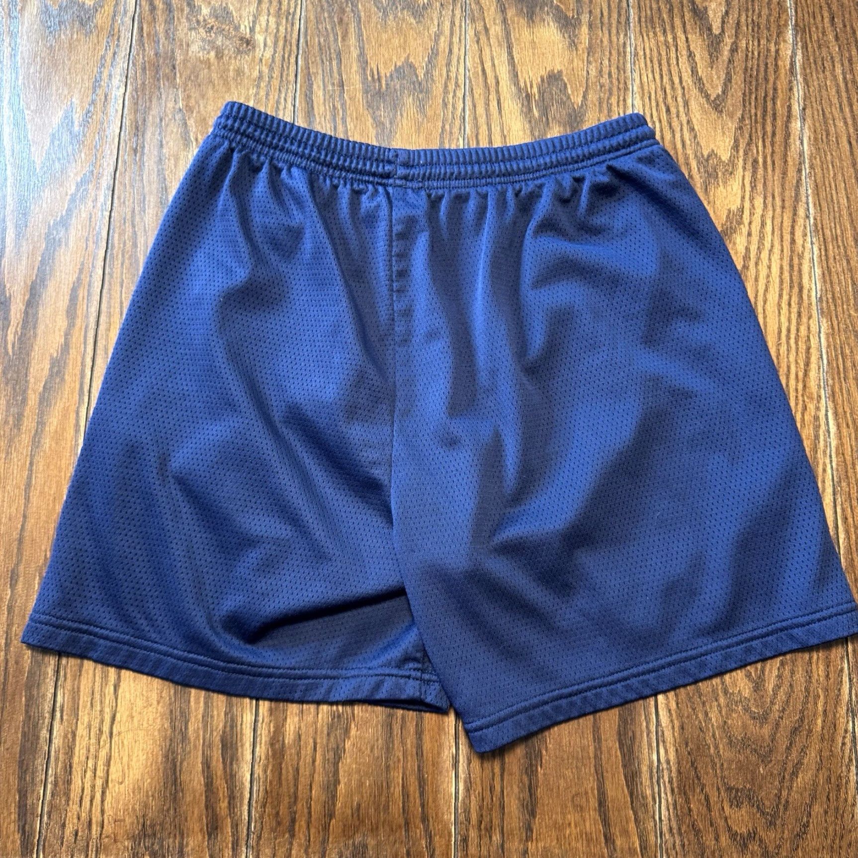 Nike VINTAGE Nike Men Shorts Size L Blue White Embroidered Logo 90s Athletic Activewear Shorts Mens Regular Waist 32 in 5 in Inseam Size US 33 - 6 Thumbnail