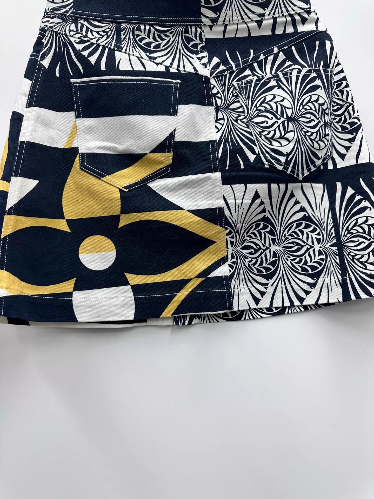 Louis Vuitton Louis Vuitton All Over Print Skirt 40 Size 28" / US 6 / IT 42 - 3 Thumbnail