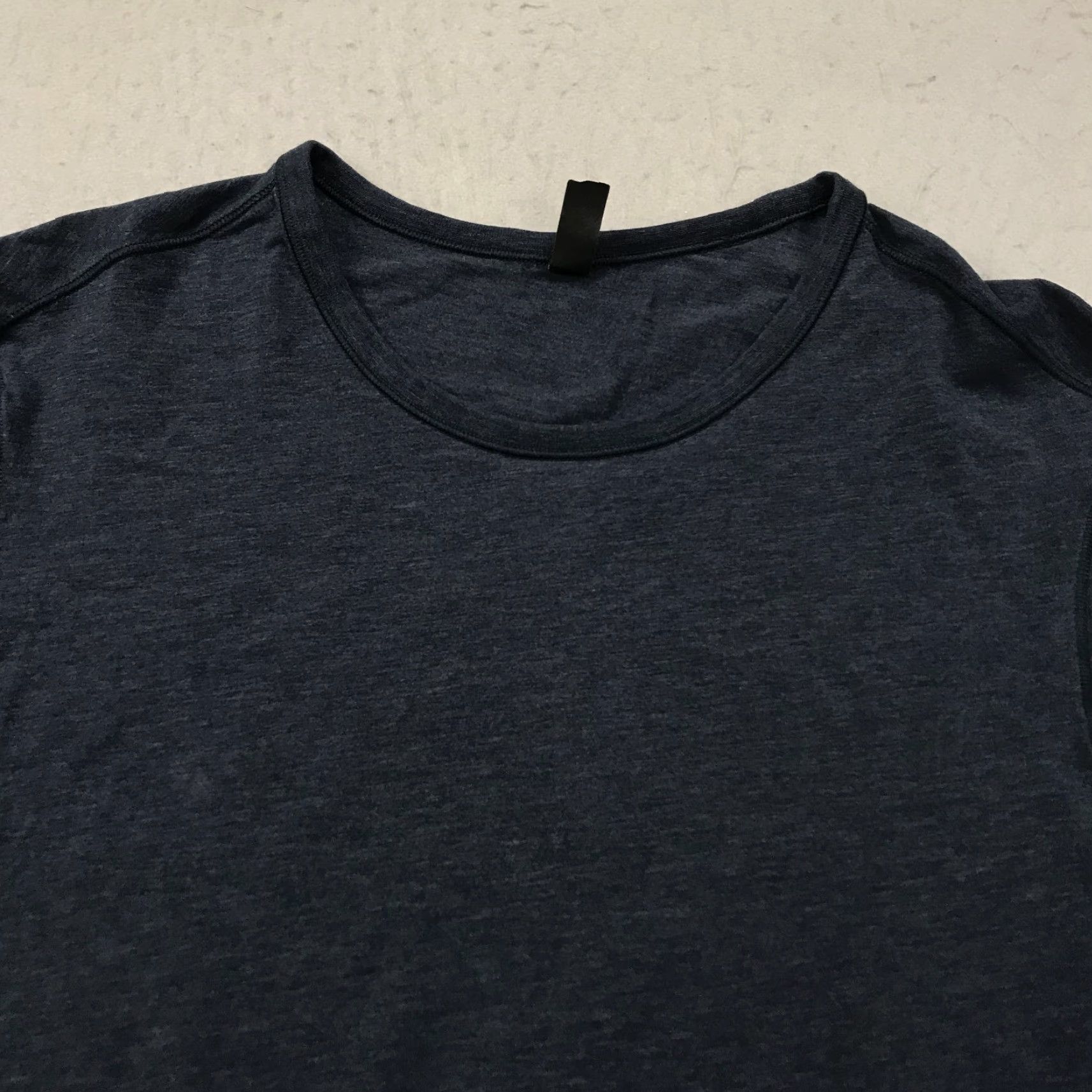 Lululemon Lululemon Shirt Mens Large Dark Blue Long Sleeve Pima Cotton Blend Gym Lifting Size US L / EU 52-54 / 3 - 3 Thumbnail