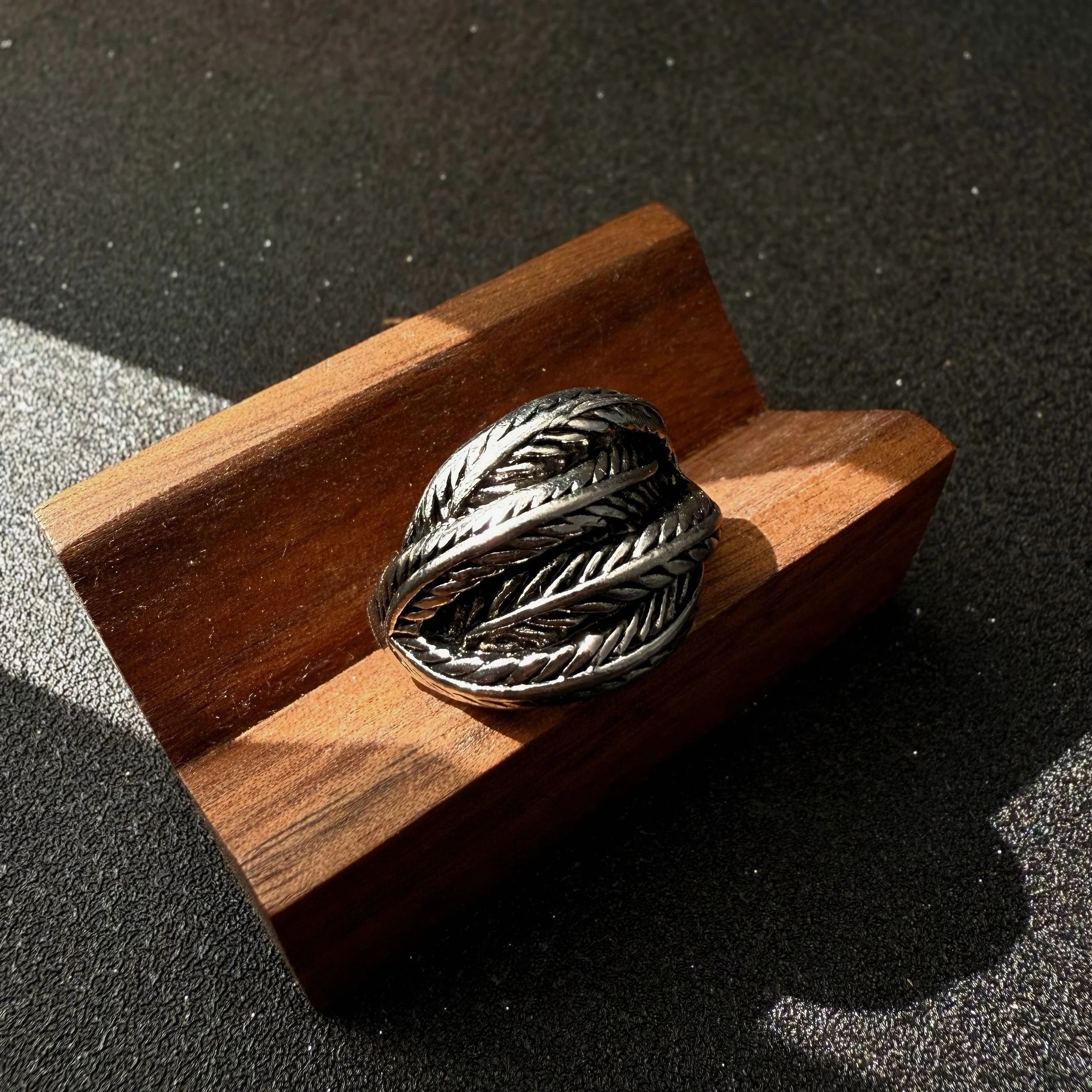 Vintage Retro Overlapping Feather Ring Size ONE SIZE - 6 Thumbnail