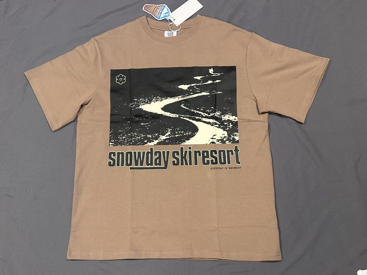 Snowday SnowDay ski resort T-shirt, size large. Size US L / EU 52-54 / 3 - 1 Thumbnail