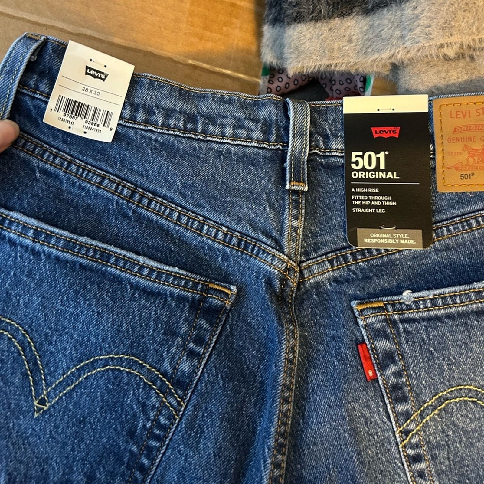 Levi's Nwt Levi’s 501 Classic Straight Leg Jeans Size 28" / US 6 / IT 42 - 4 Thumbnail