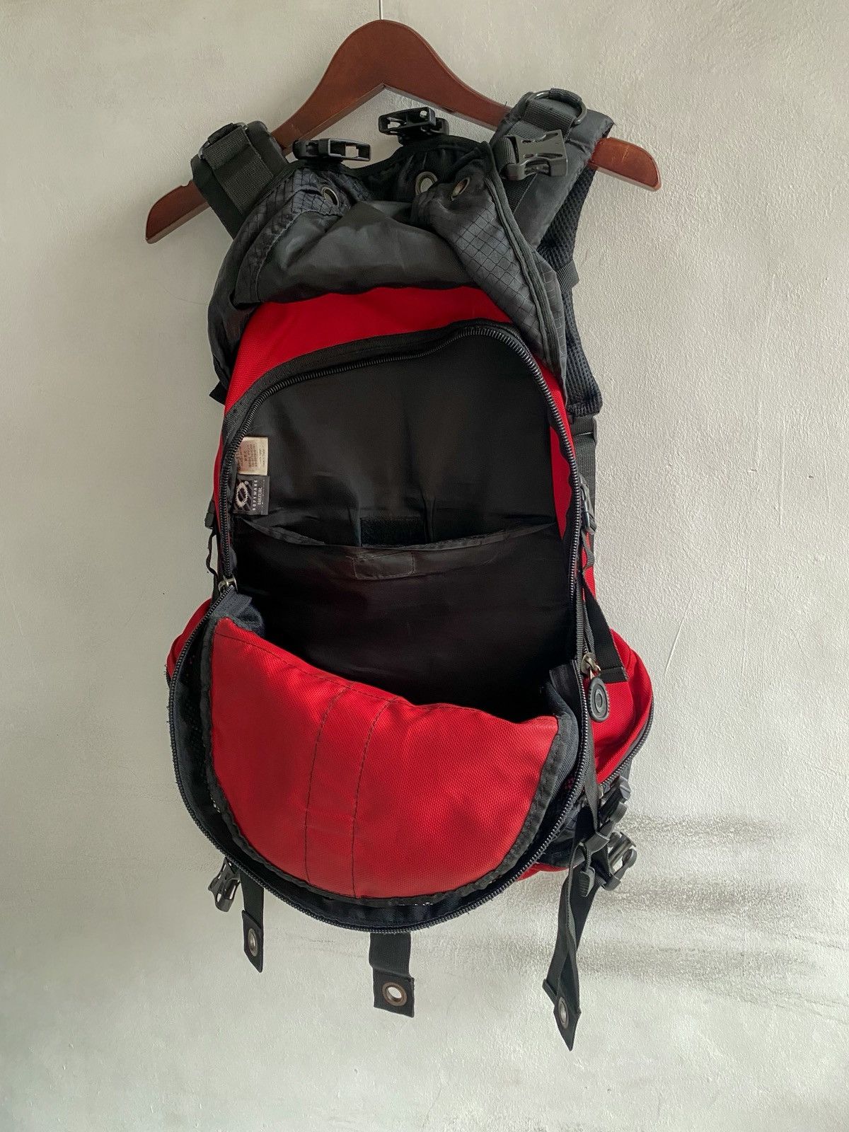 Oakley Vtg Oakley Backpack Size 30 - 7 Thumbnail