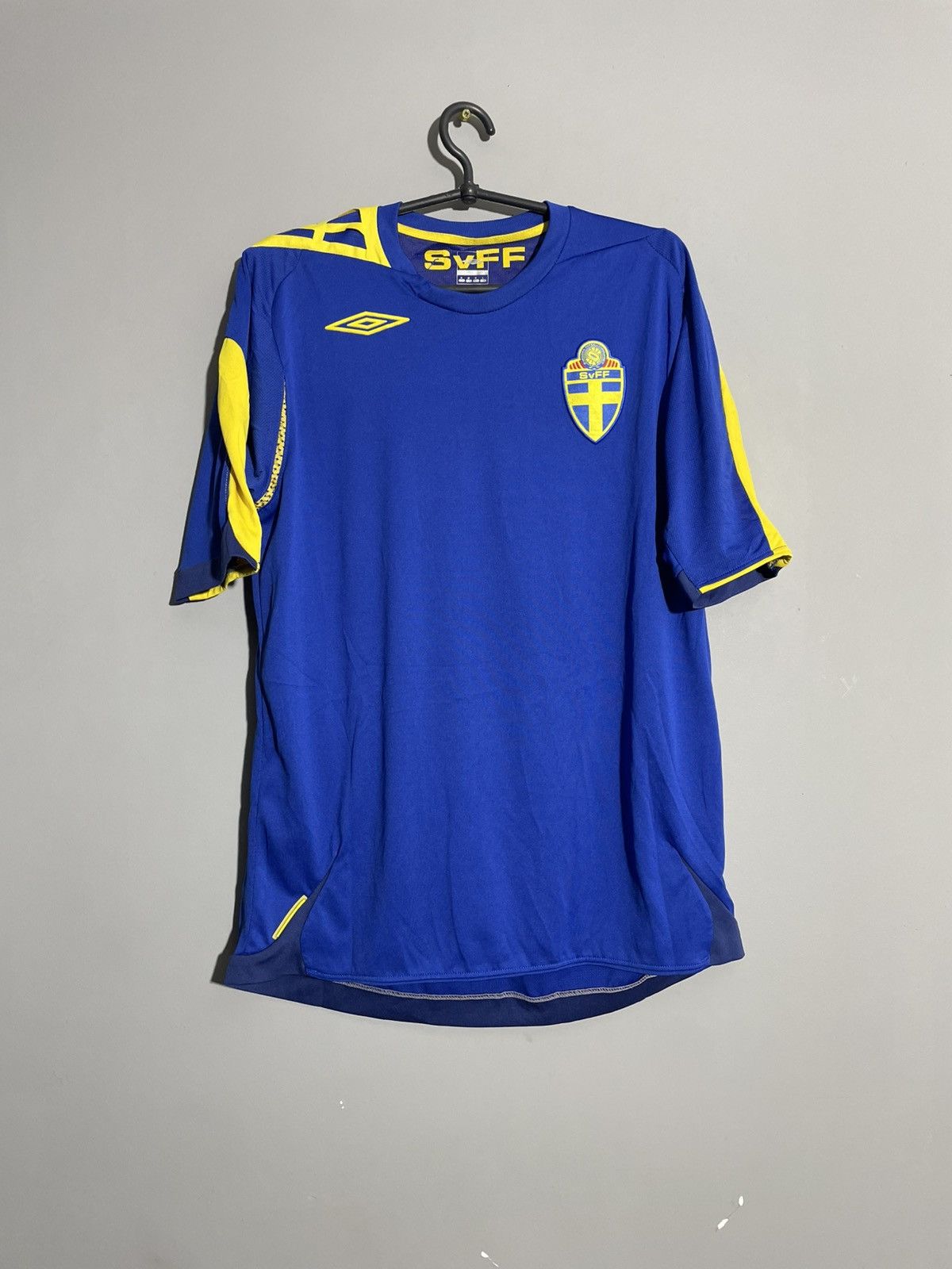 Umbro × Vintage Vintage Umbro Sweden 2006 Away Soccer jersey size M Size US M / EU 48-50 / 2 - 1 Thumbnail