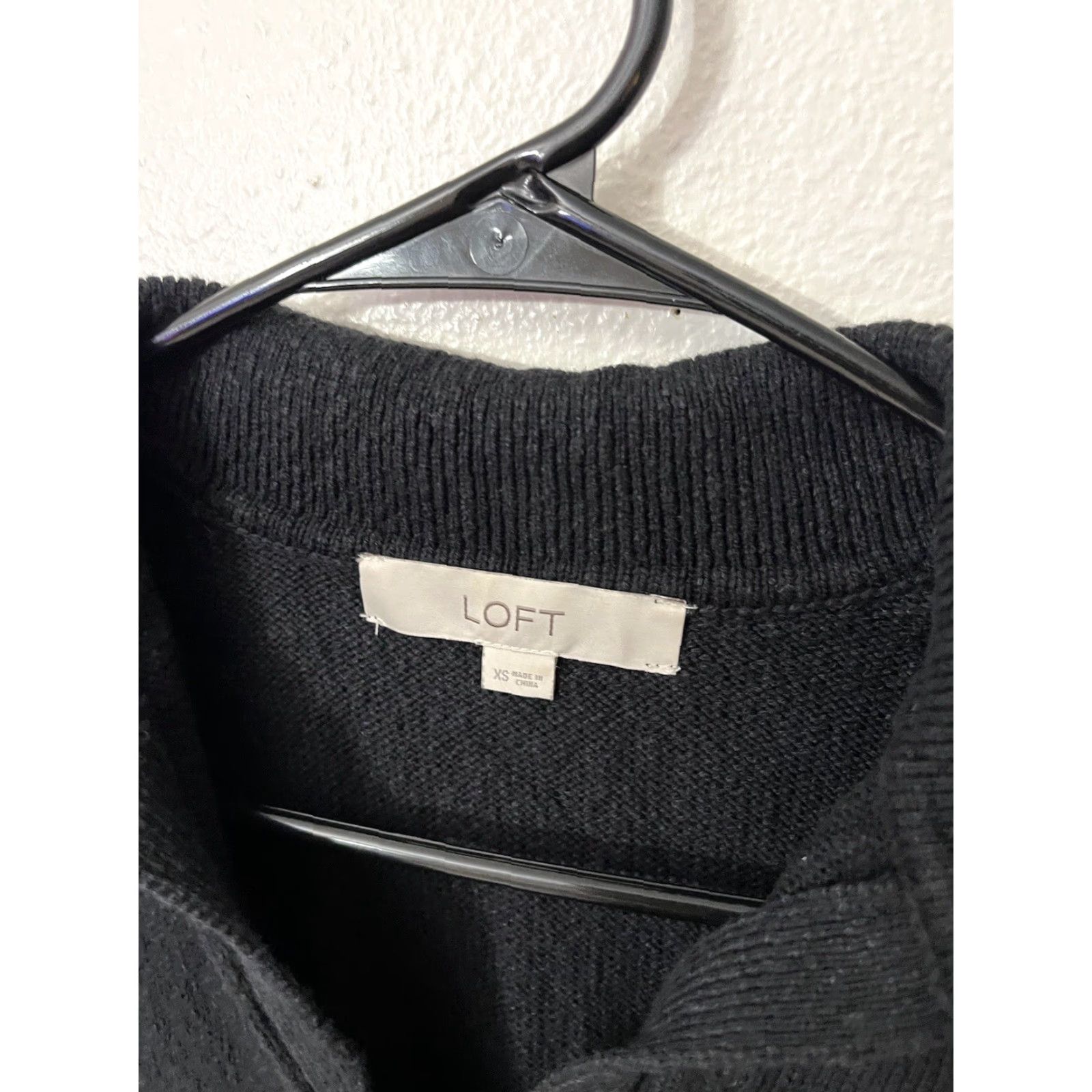 Ann Taylor VINTAGE Ann Taylor LOFT Blouse Shirt Sleeveless V-Neck Tie XS Black Womens Size XS / US 0-2 / IT 36-38 - 2 Thumbnail