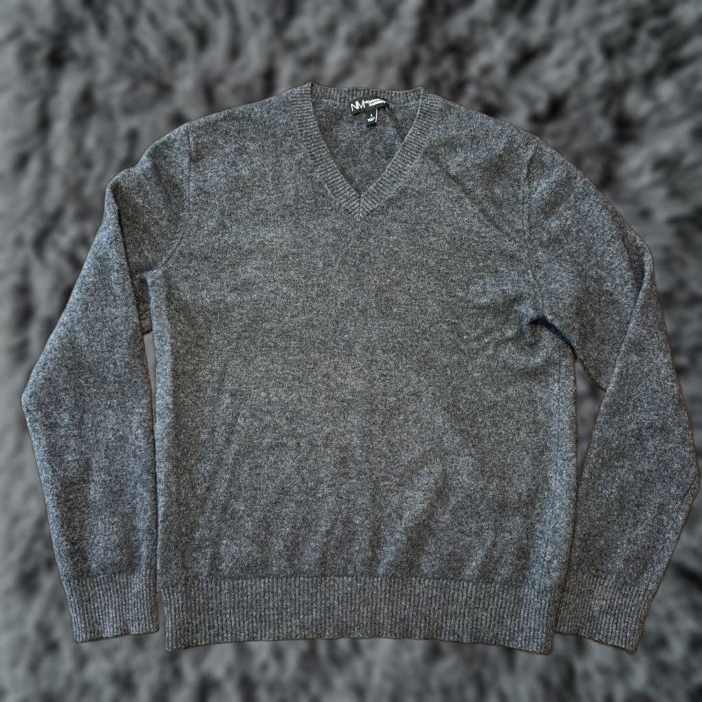 Neiman Marcus VINTAGE Neiman Marcus 100% Pure Cashmere Gray V-Neck Sweater Size Large Men Pullover Classic Lightweight All Seasons Mens Size US L / EU 52-54 / 3 - 1 Thumbnail