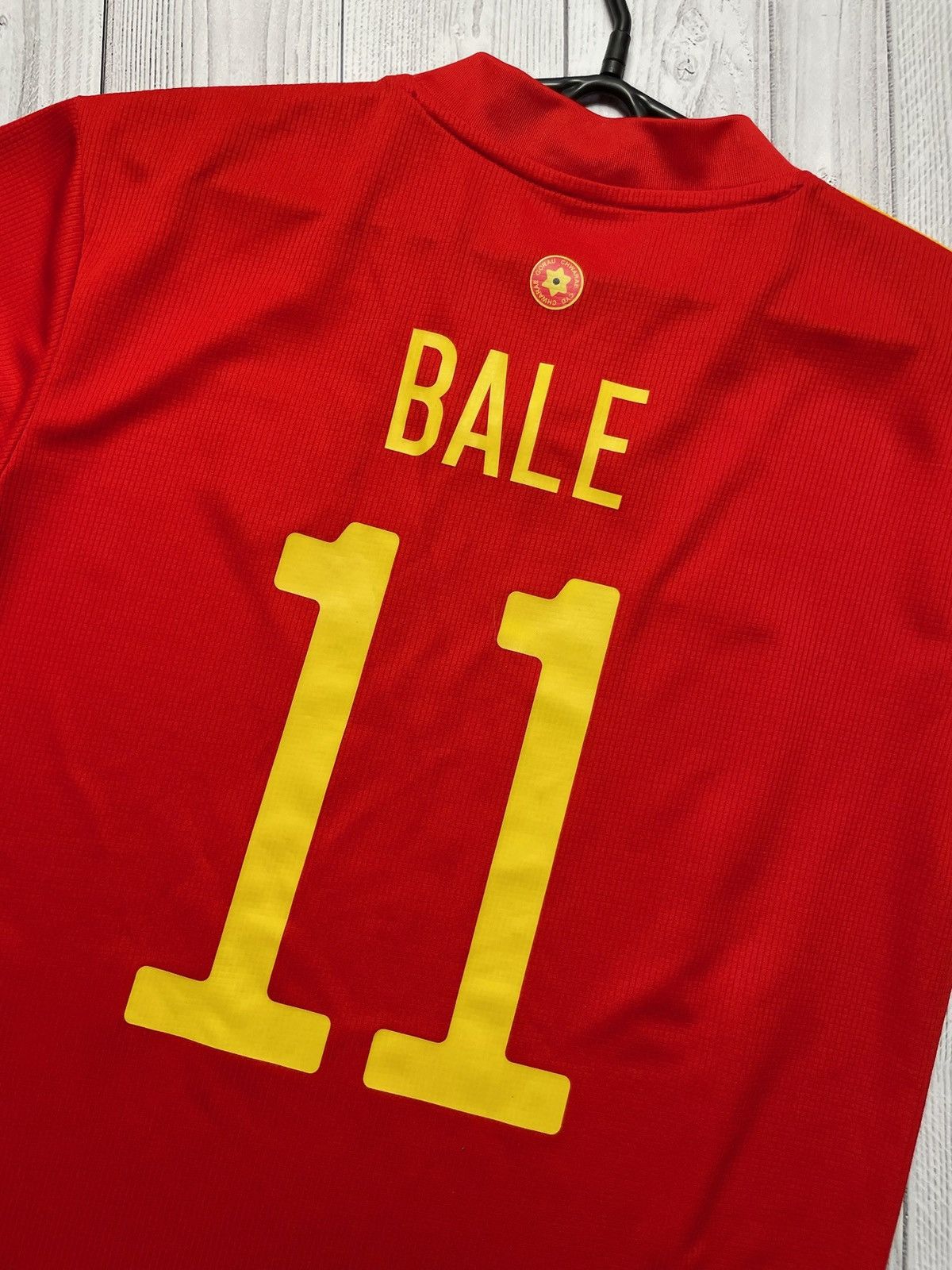 Adidas × Vintage Vintage adidas Wales 11 Bale soccer jersey size S Size US S / EU 44-46 / 1 - 6 Thumbnail