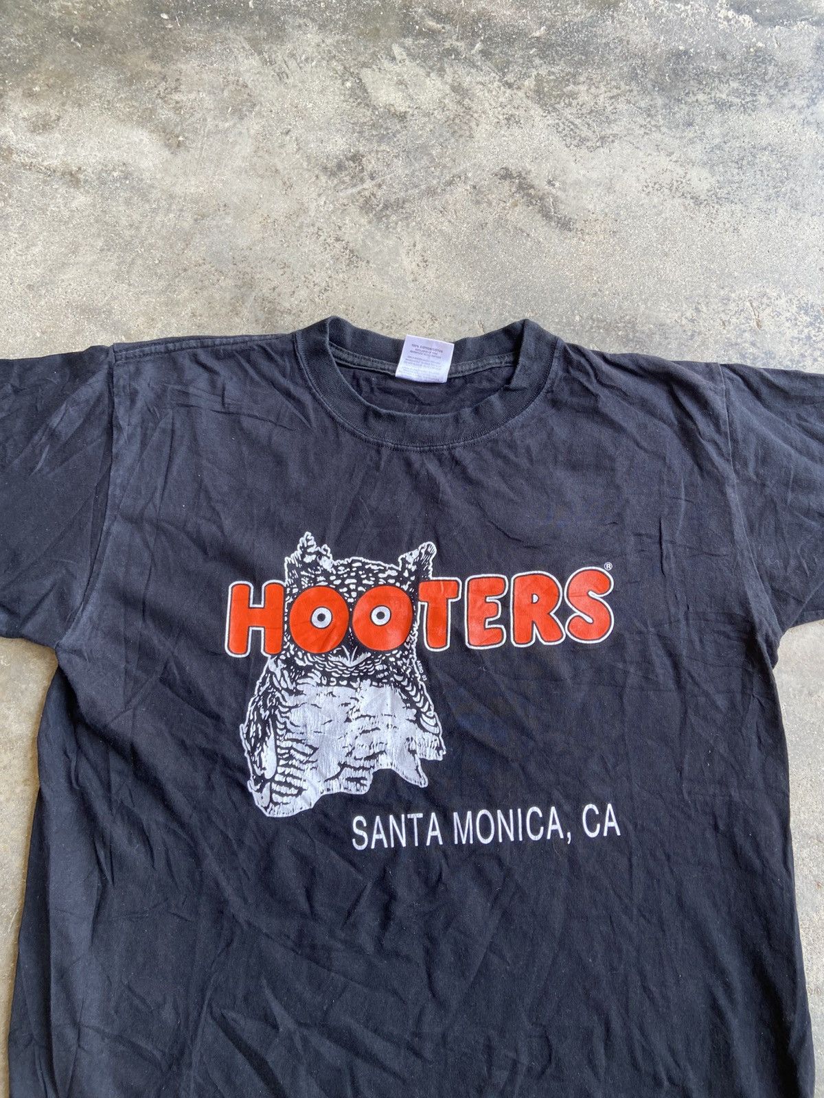 Vintage 2003 VINTAGE HOOTERS SANTA MONICA T-SHIRT Size US L / EU 52-54 / 3 - 2 Thumbnail