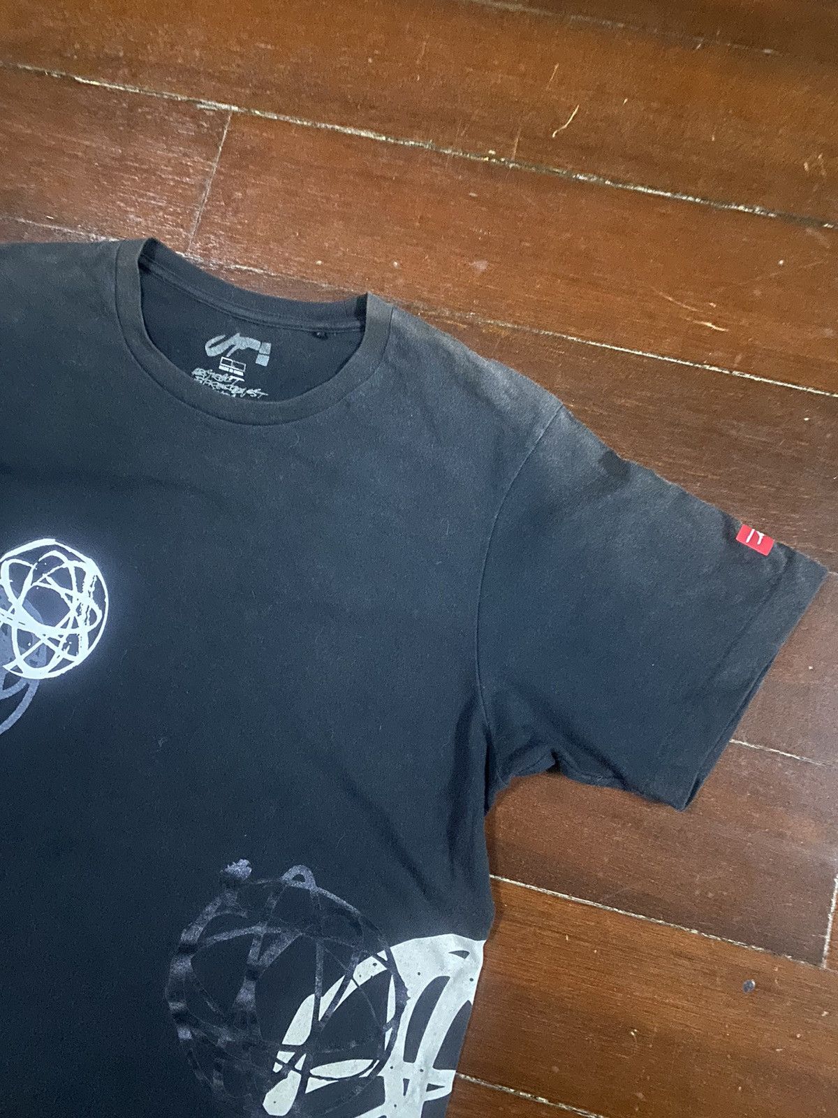 Futura × Uniqlo Rare Futura laboratories x Uniqlo graphic art Tee sun faded Size US L / EU 52-54 / 3 - 5 Thumbnail