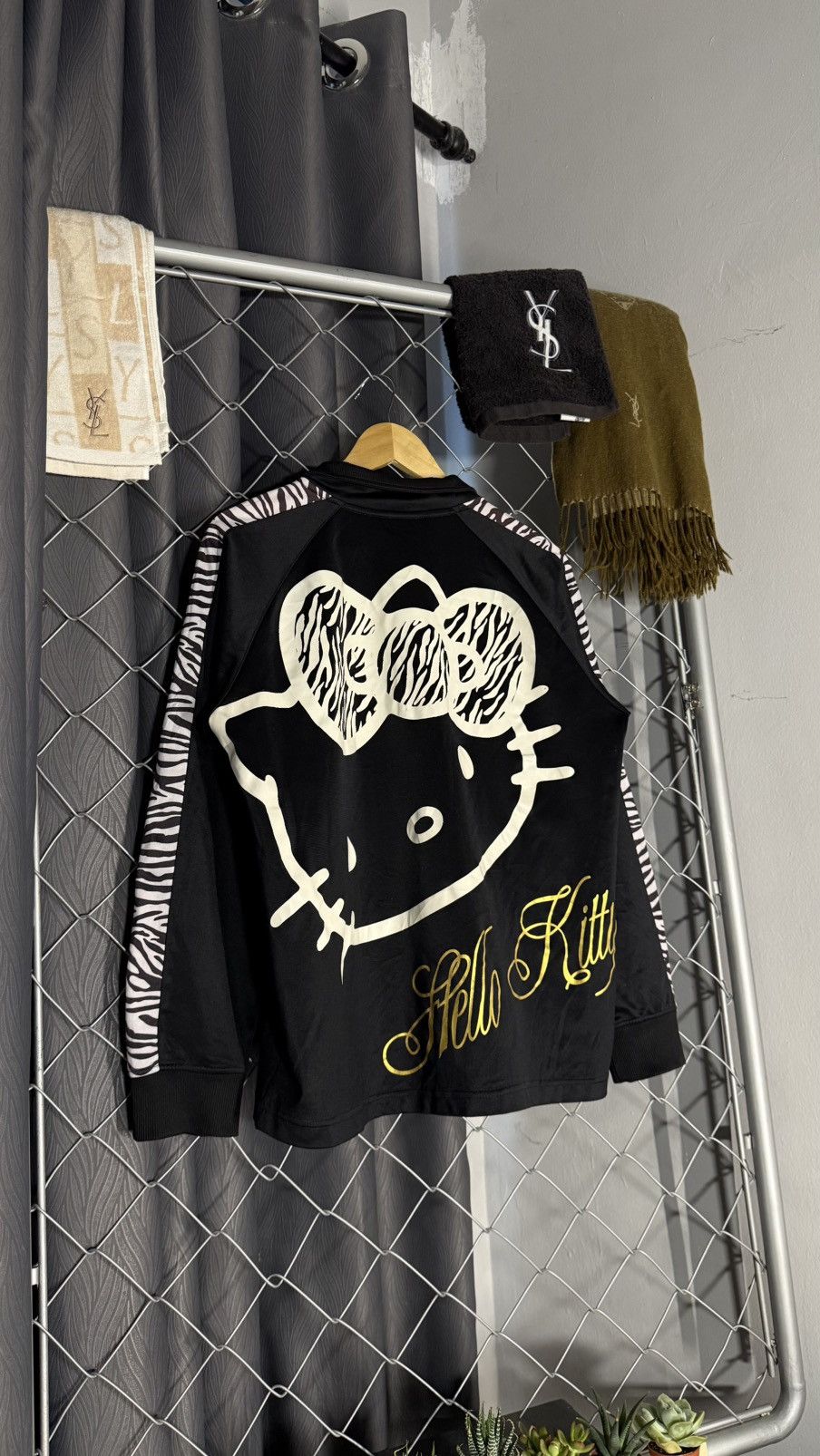 Anime 2013 HELLO KITTY SWEATER JACKET BIG BACKHIT LARGE Size US L / EU 52-54 / 3 - 2 Thumbnail