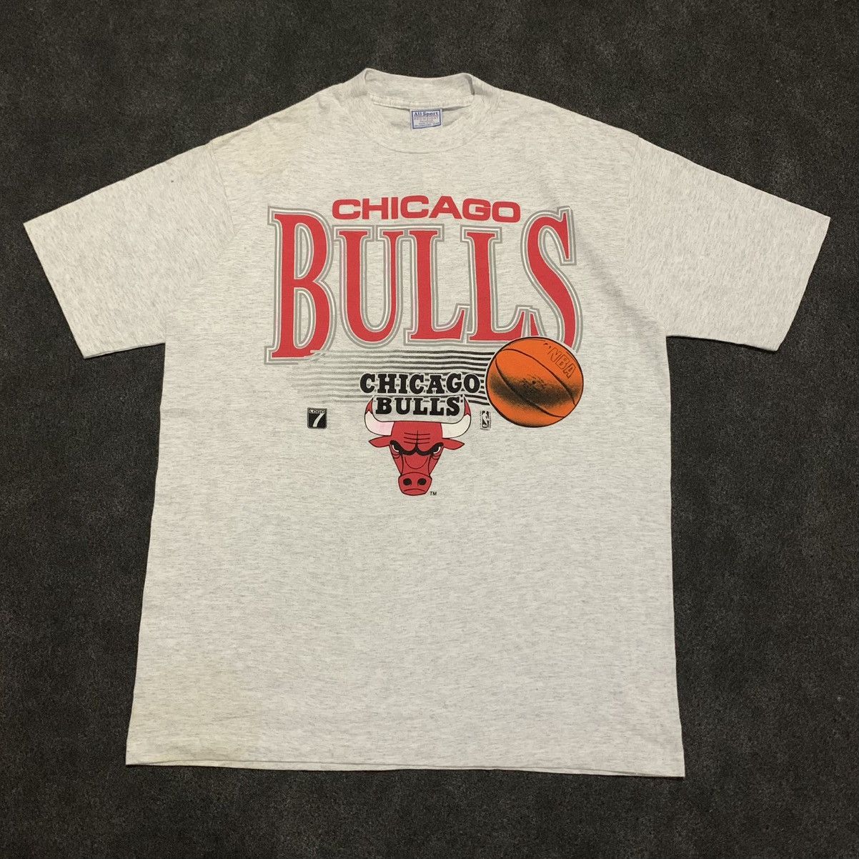 Vintage Vintage 90s Chicago Bulls Big Logo T-Shirt Size US XL / EU 56 / 4 - 1 Thumbnail