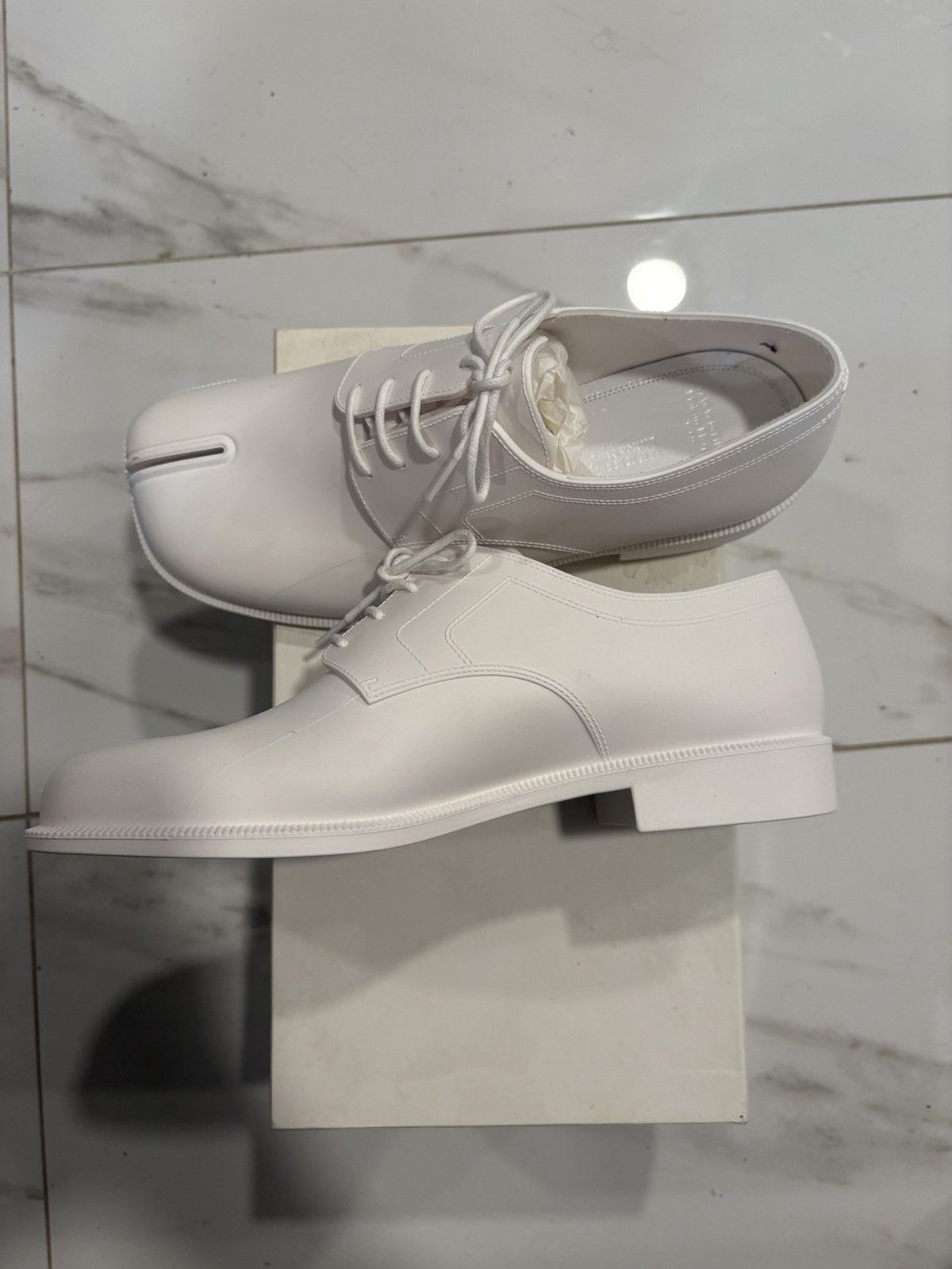 Maison Margiela Maison Margiela White Lace-Up Tabi Loafers Size US 7 / EU 40 - 1 Thumbnail