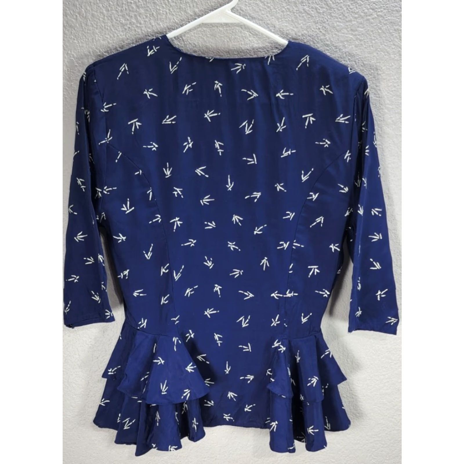 Vintage VINTAGE My Michelle Blouse Shirt 3/4 Sleeve Womens Blue White Abstract Ruffle V-Neck Size 3/4 Size XS / US 0-2 / IT 36-38 - 4 Thumbnail