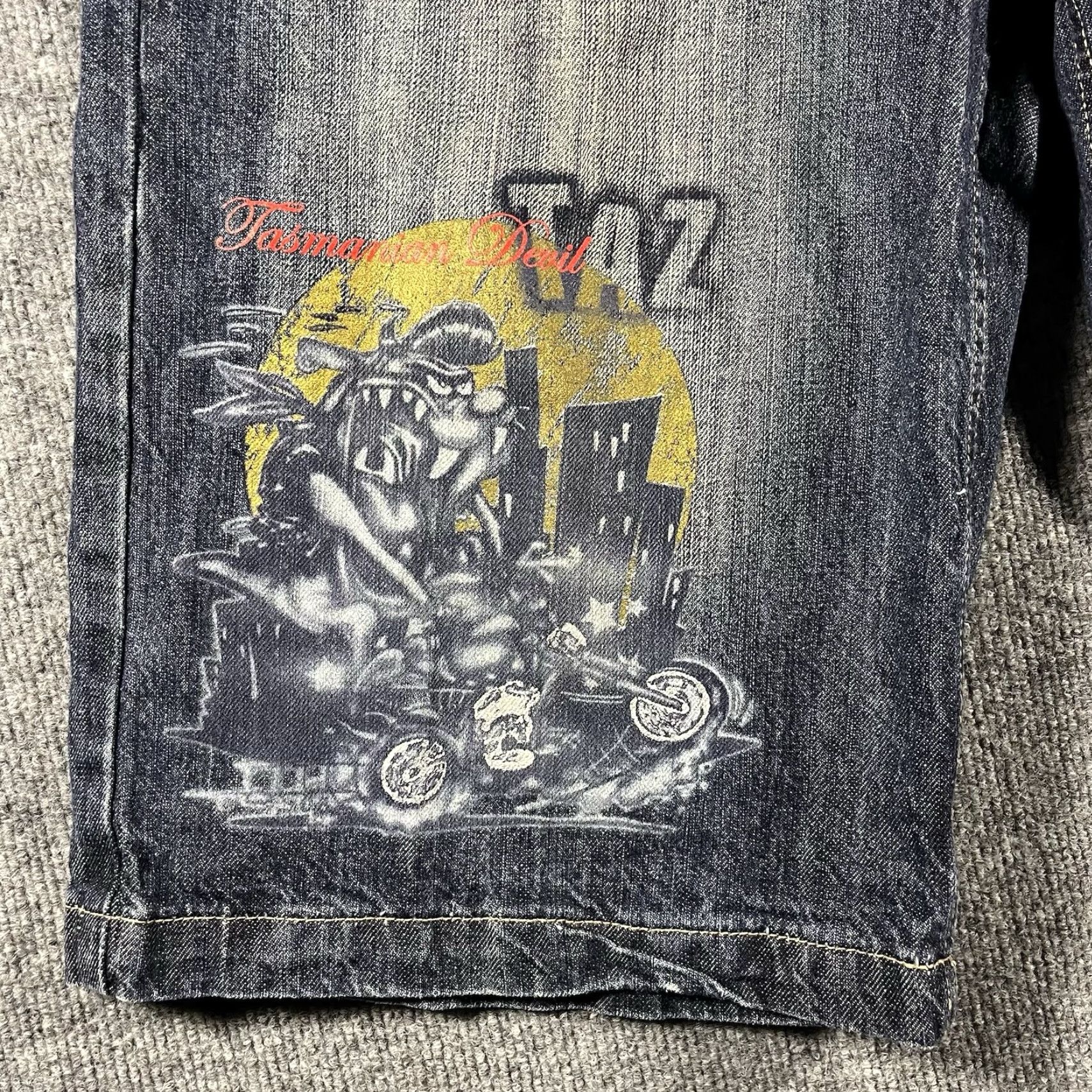 Vintage VINTAGE Lot 29 Luxe Looney Tunes TAZ Denim Shorts - Jeans Shorts Men’s 31 Blue 90s 2000s Graphic Daffy Duck Belt Loops 5-Pocket Vintage Casual Shorts Size US 31 - 2 Thumbnail