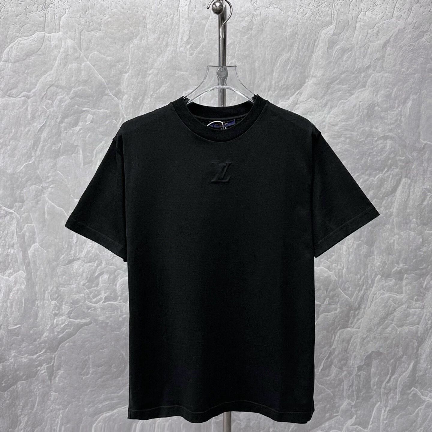 Louis Vuitton louis vuitton embossed black short sleeve t-shirt Size US L / EU 52-54 / 3 - 1 Thumbnail