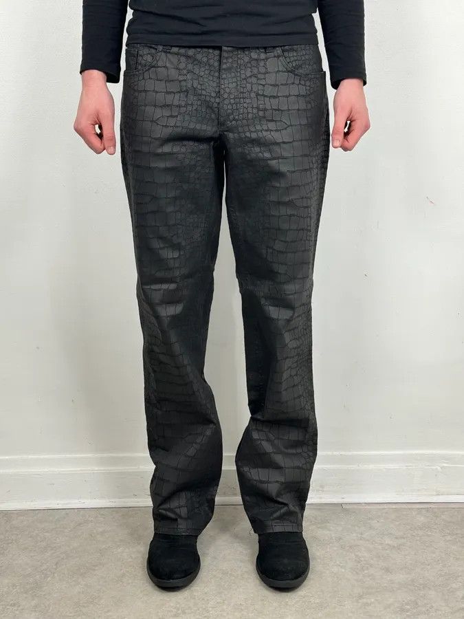 Roberto Cavalli 2000s Roberto Cavalli Crocodile Effect Obscure Black Pants Size US 32 / EU 48 - 2 Thumbnail