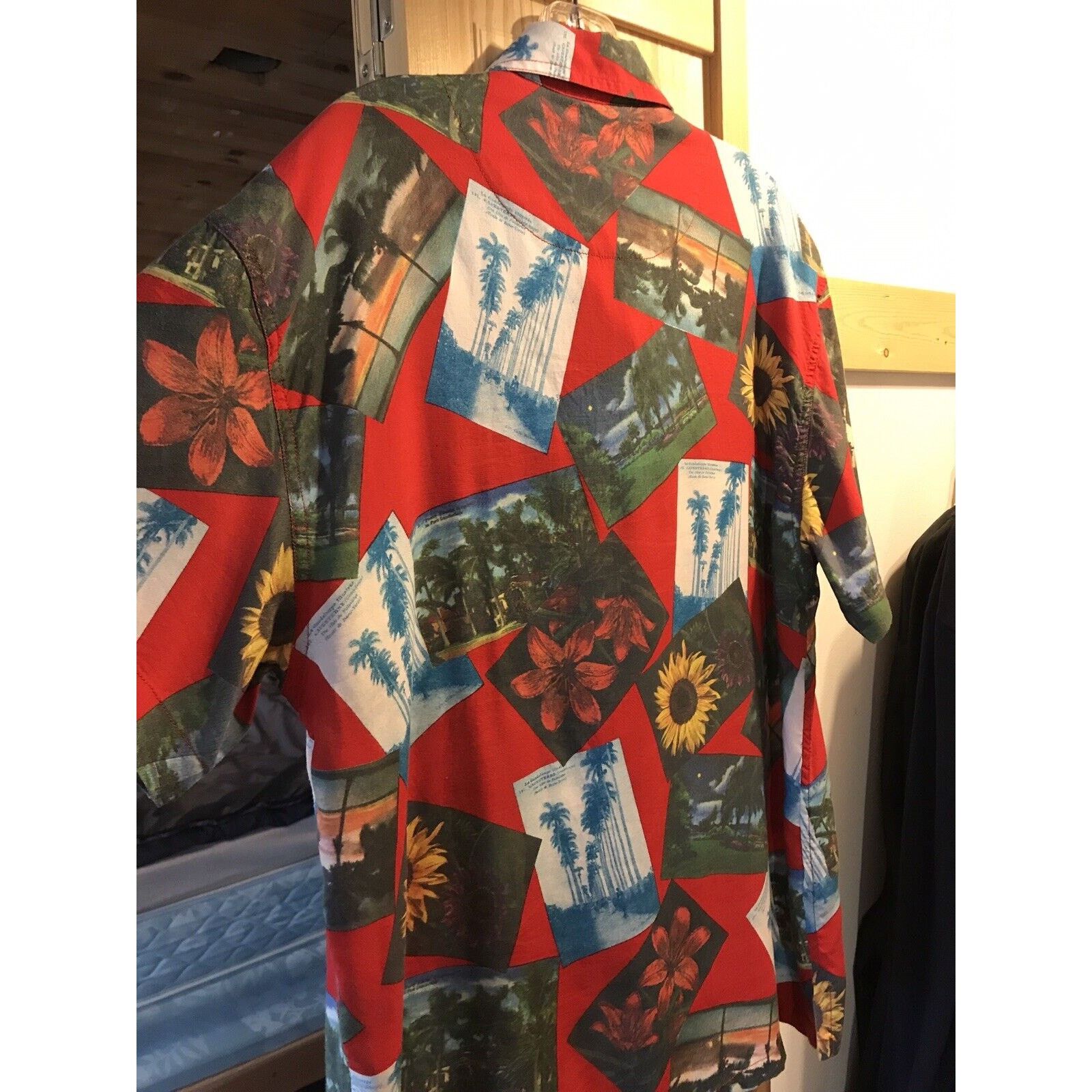 Other Lizwear Men M Red Photo Print SS Button Rayon Hawaiian Shirt Size US M / EU 48-50 / 2 - 12 Thumbnail