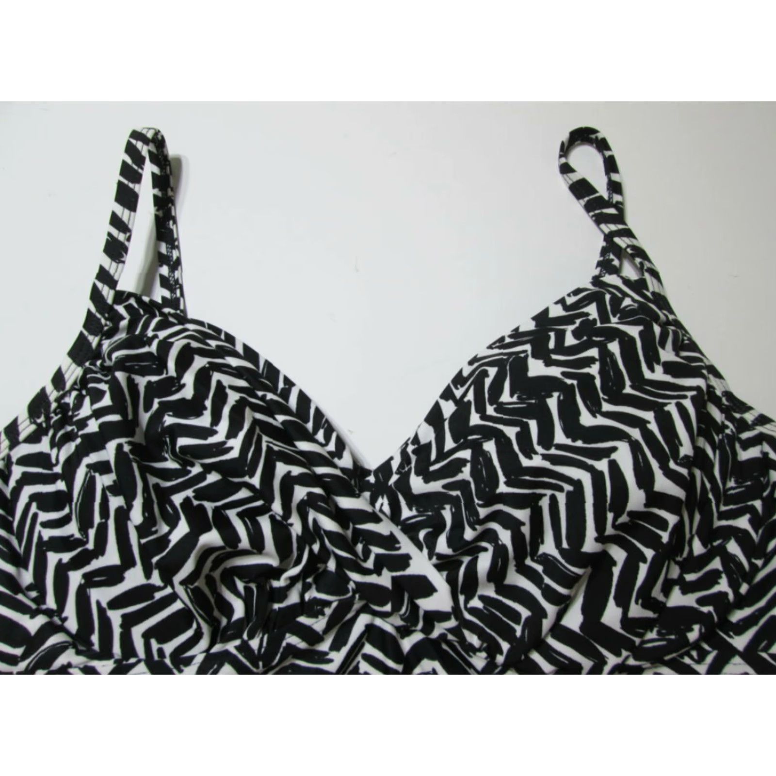 Merona Merona Tankini Womens M Black/White Lined Underwired Adjustable Straps Chevron Pattern Beach Sea Pattern Chevron Spaghetti Straps Size ONE SIZE - 3 Thumbnail