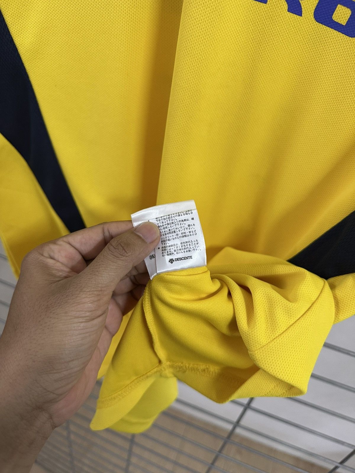 Umbro Rare Vintage Umbro Sweden Colourway Jersey By Descente Size US M / EU 48-50 / 2 - 7 Thumbnail