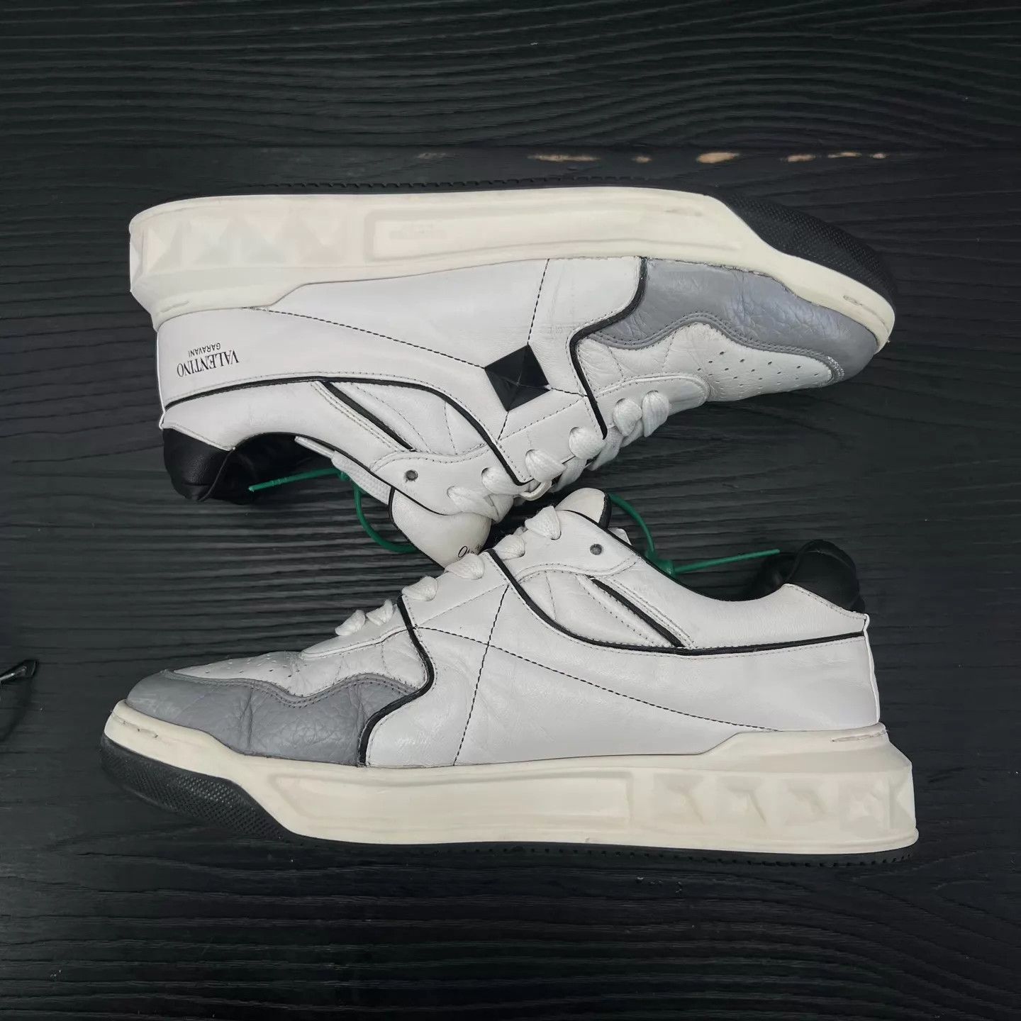 Valentino Valentino One Stud White/Black 40 (Good, Minor Toe Crack) Size US 9.5 / EU 42-43 - 2 Thumbnail
