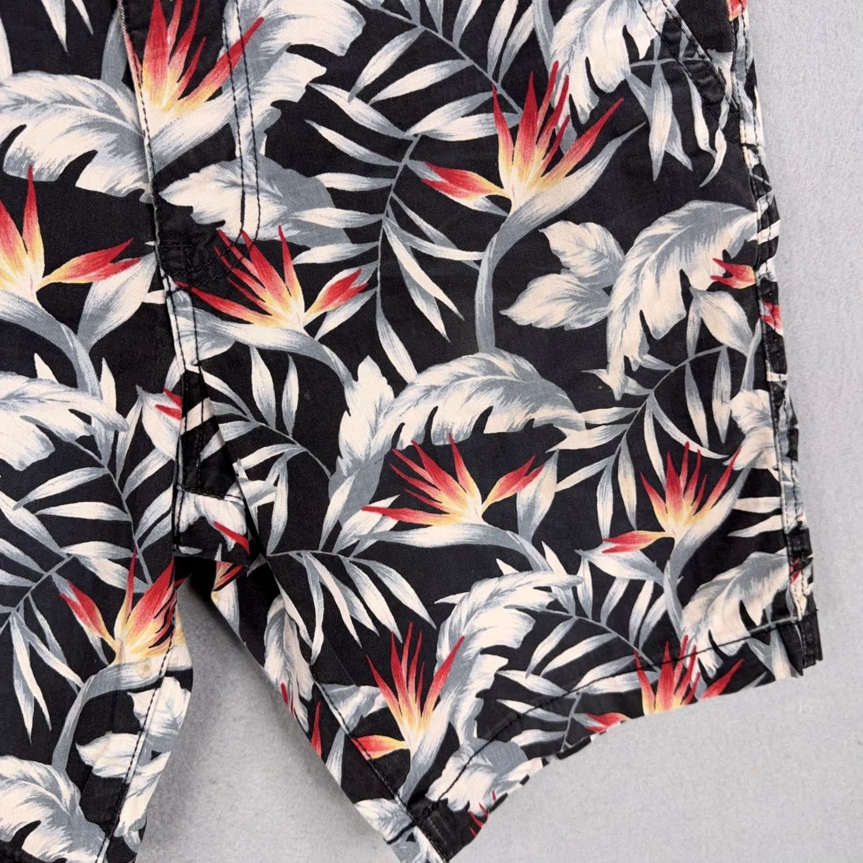 American Eagle Outfitters American Eagle Shorts Mens 33 Black Tropical Floral Active Flex Classic Chino Mens Beachwear, Casual, 9in Inseam, Cotton Spandex, Flat Front Size US 33 - 3 Thumbnail