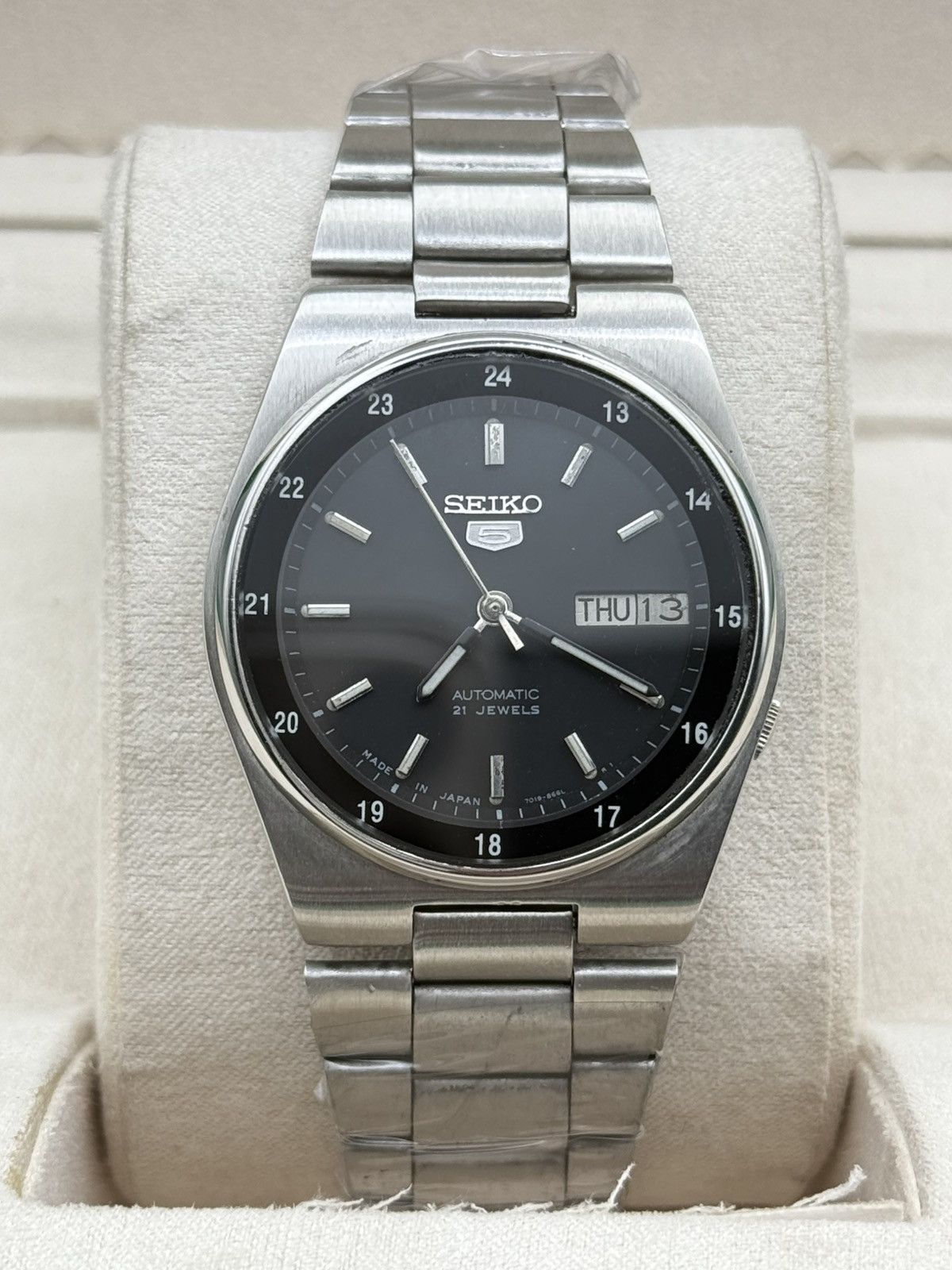 Seiko SEIKO 5 AUTOMATIC 7009 BLACK DIAL MEN VINTAGE WRISTWATCH Size 36 - 1 Thumbnail