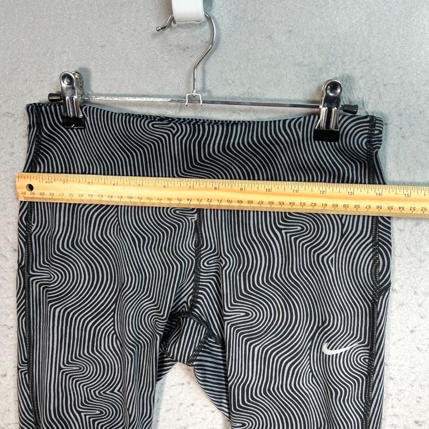 Nike Nike Dri-Fit Womens Small Grey Geometric Print Running Leggings 3/4 Length Athletic Shirt? Size 28" / US 6 / IT 42 - 5 Thumbnail