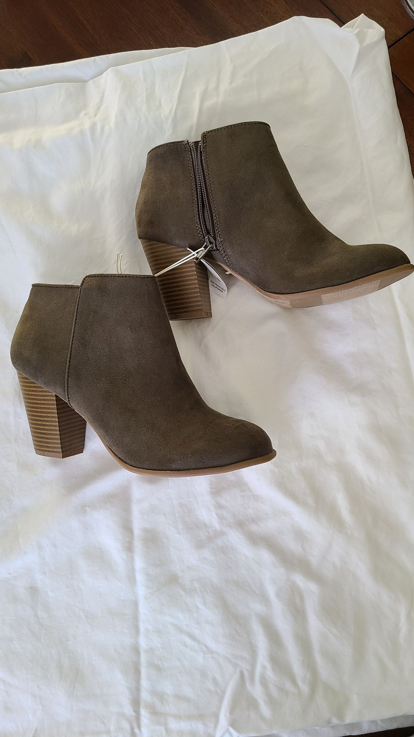 Old Navy *NWT* Olive Green Faux Suede Ankle Boots (size 10) Size US 10 / IT 40 - 1 Thumbnail