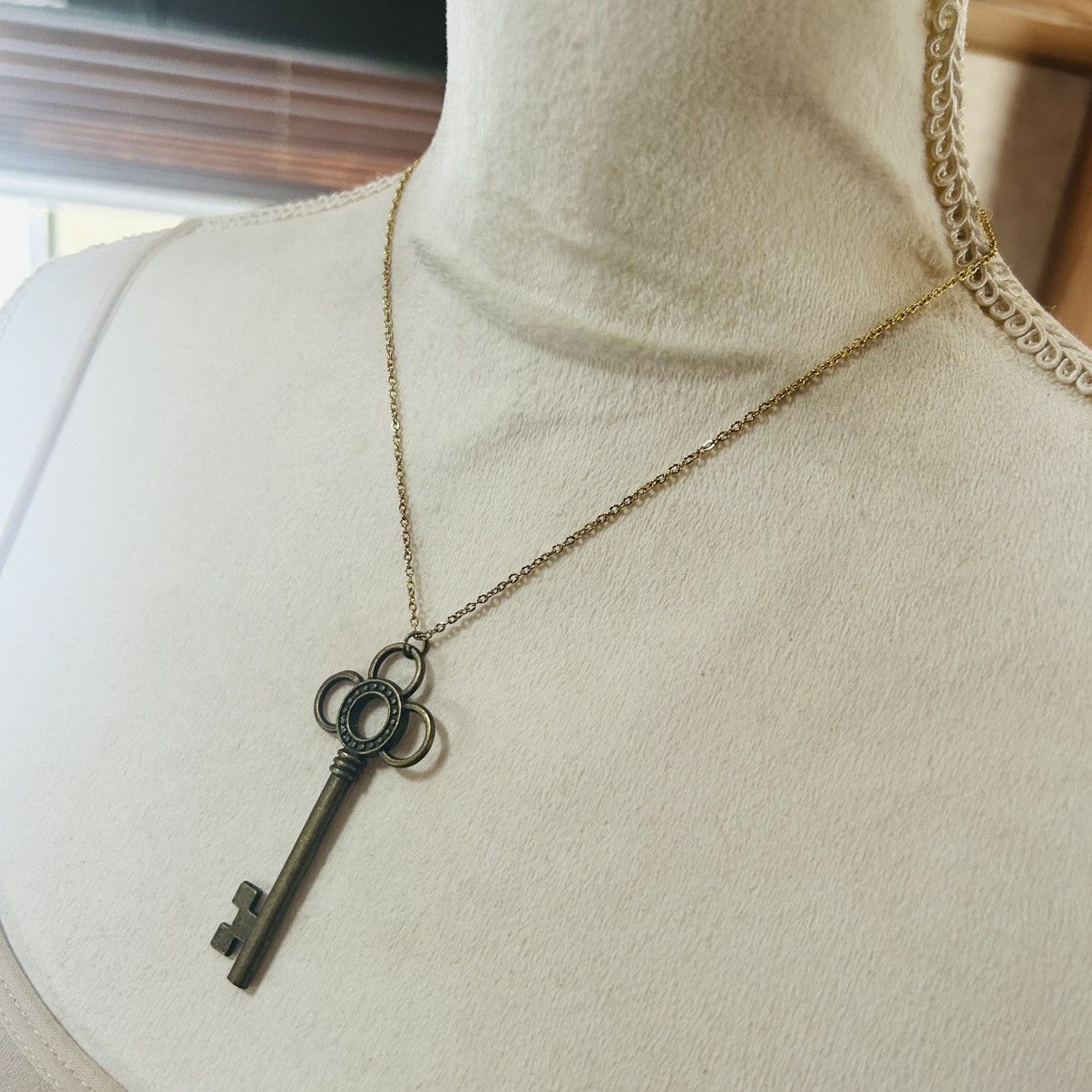 Vintage Vintage brass skeleton key on chain necklace Size ONE SIZE - 3 Thumbnail