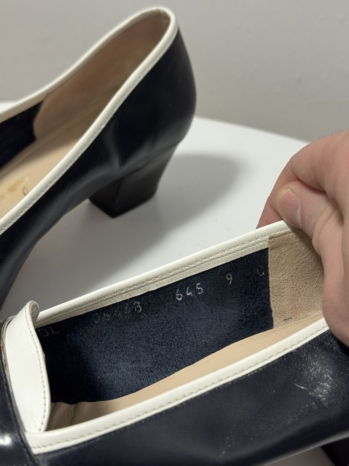 Salvatore Ferragamo SALVATORE FERRAGAMO Varina Leather Flat Black/White Size 9 Size US 9 / IT 39 - 5 Thumbnail