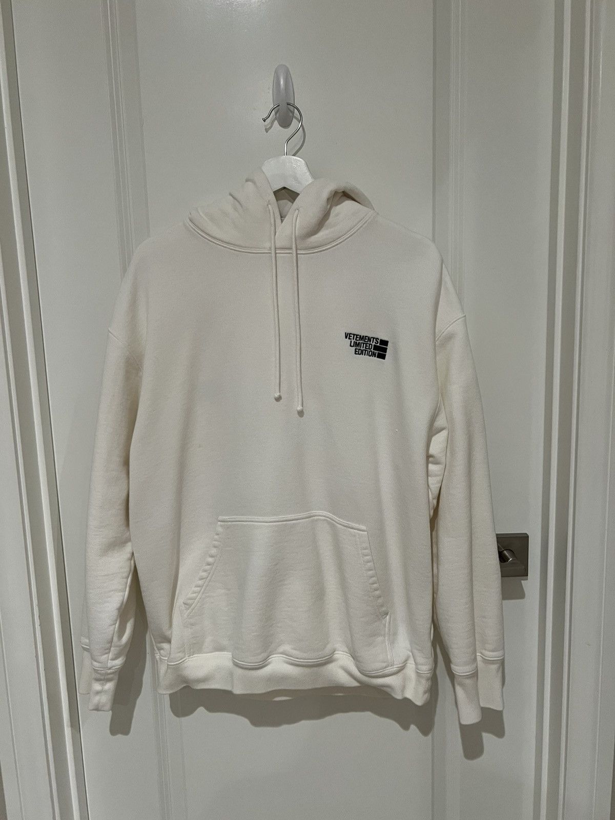 【VETEMENTS】オフホワイト Limited Edition フーディ Vetements Limited Edition Hoodie | Grailed