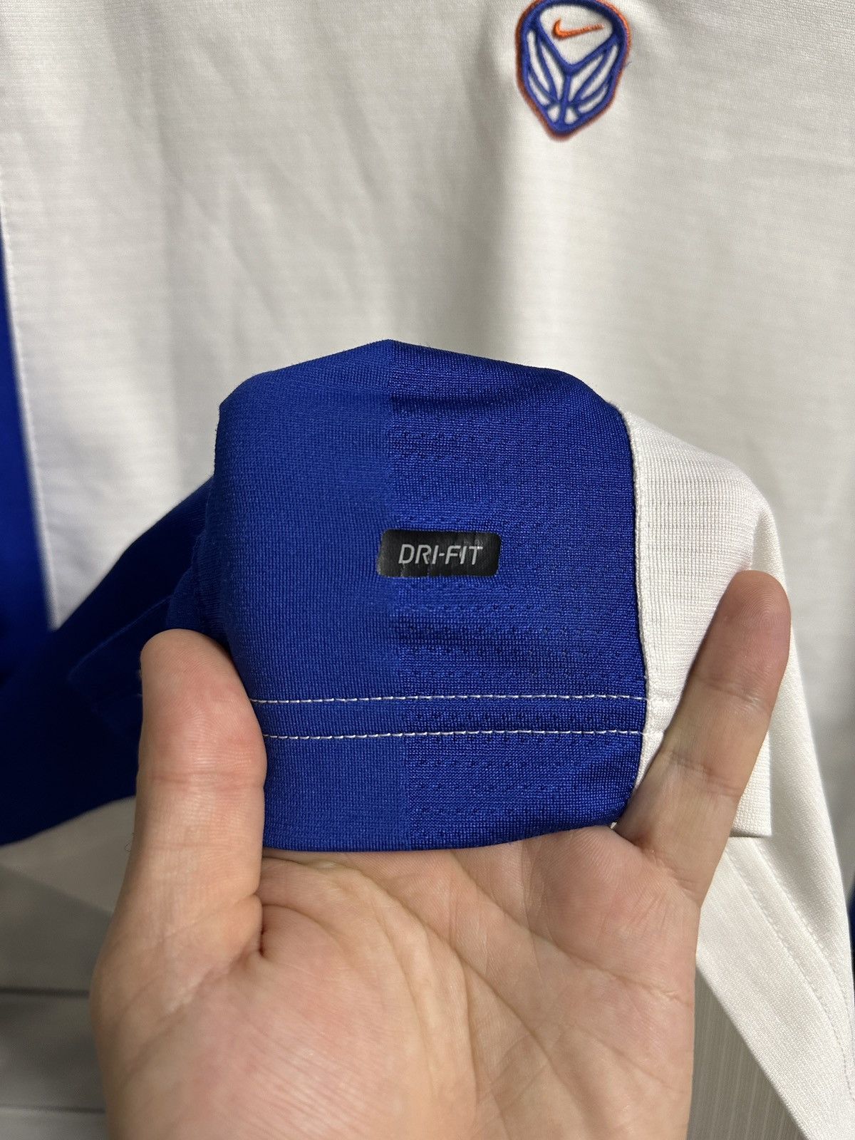Vintage Rare Vintage Jersey Nike Hoops Centr Swoosh Y2K Basketball Size US L / EU 52-54 / 3 - 4 Thumbnail