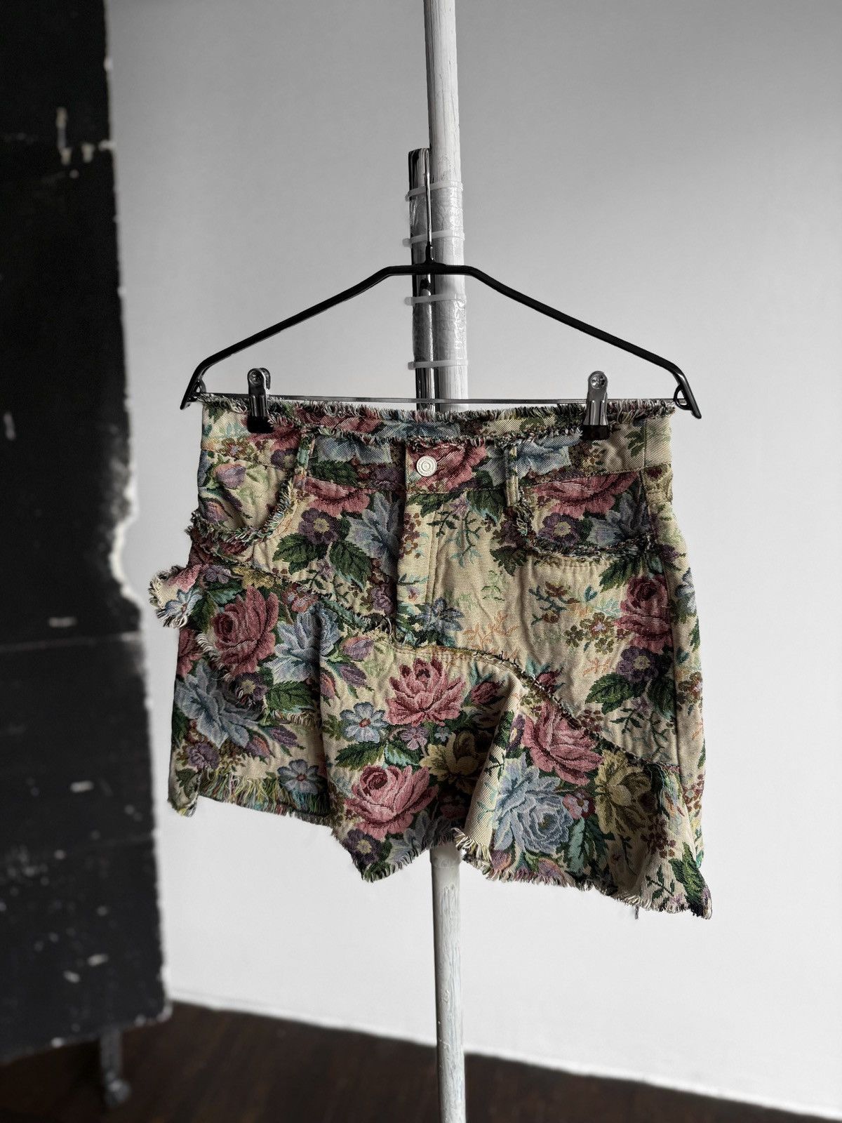 Zara Zara Womens Floral Tapestry Denim Skirt High Waist Raw Hem Size 30" / US 8 / IT 44 - 1 Thumbnail