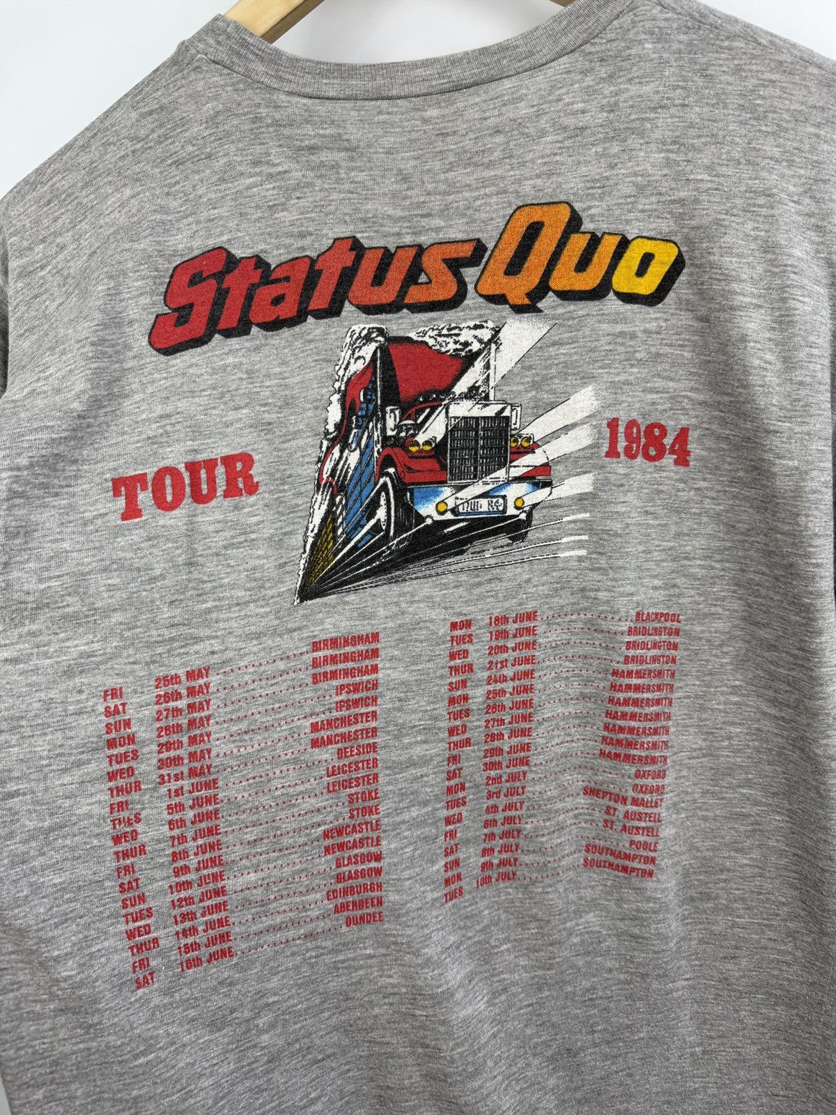 Band Tees 🏴󠁧󠁢󠁥󠁮󠁧󠁿 Vintage 1984 Status Quo End of the Road T-Shirt Rare Retro Size US L / EU 52-54 / 3 - 11 Thumbnail