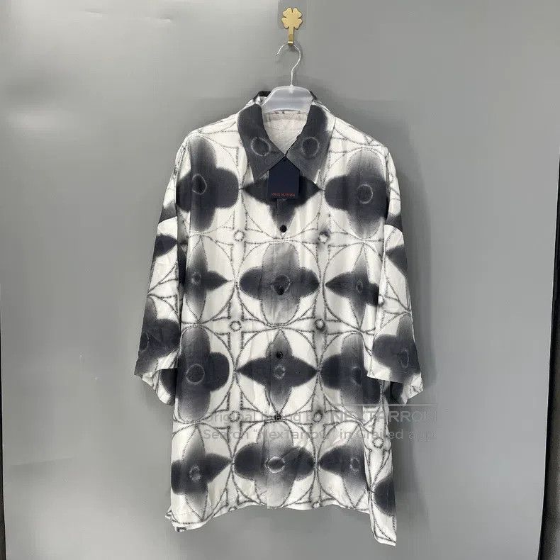 Louis Vuitton Louis Vuitton Mulberry silk full logo three-flower short-s Size US XL / EU 56 / 4 - 1 Thumbnail