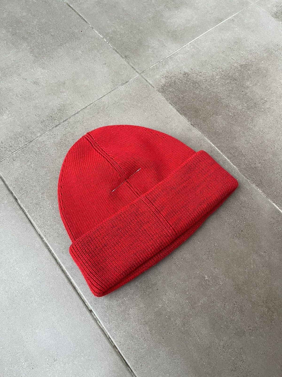 Maison Margiela !DS! AW22 Maison Margiela White Stitch Knitted Red Beanie Size ONE SIZE - 7 Thumbnail