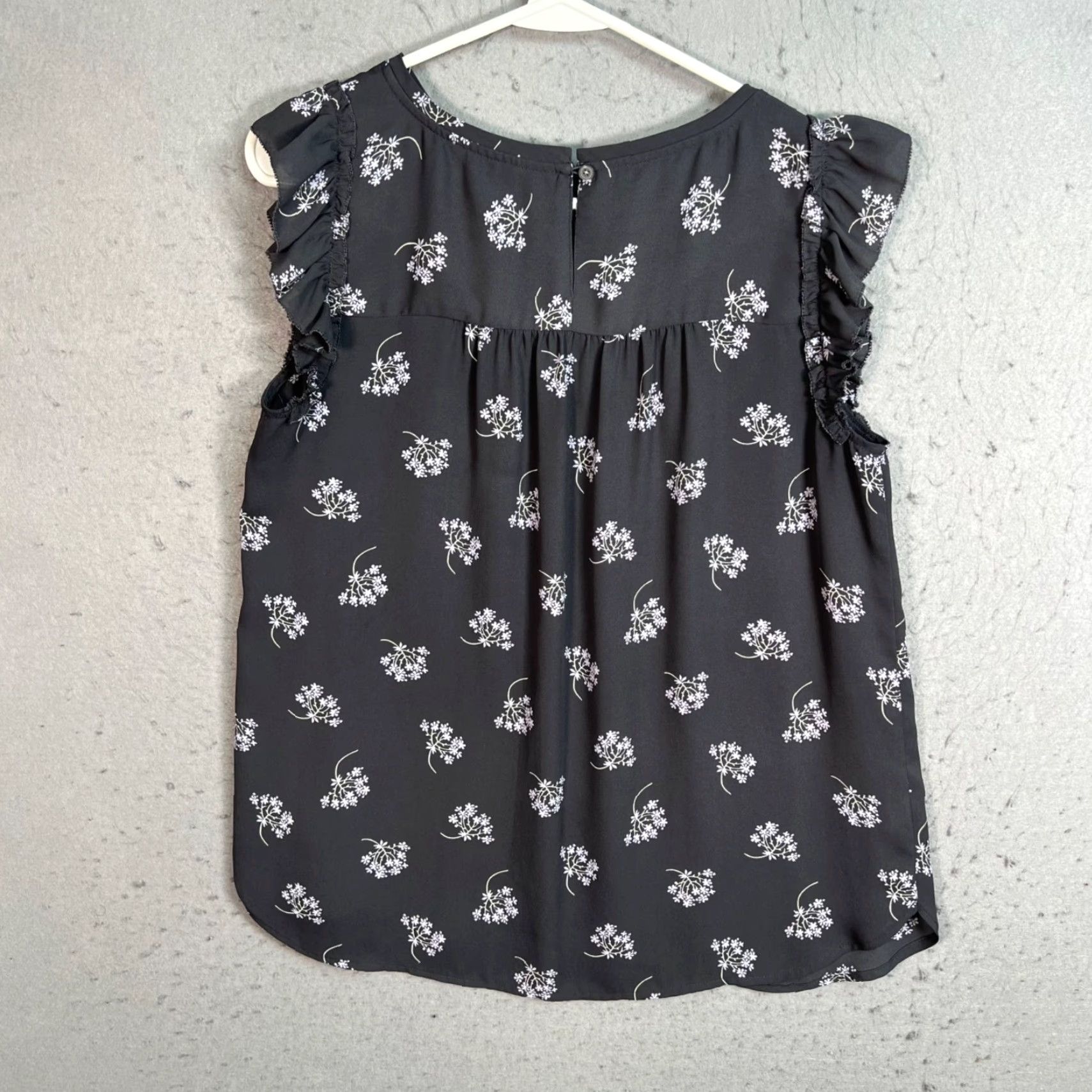 Loft Loft Blouse Small Black Floral Sleeveless Polyester Ruffle Trim Lightweight Size S / US 4 / IT 40 - 2 Thumbnail