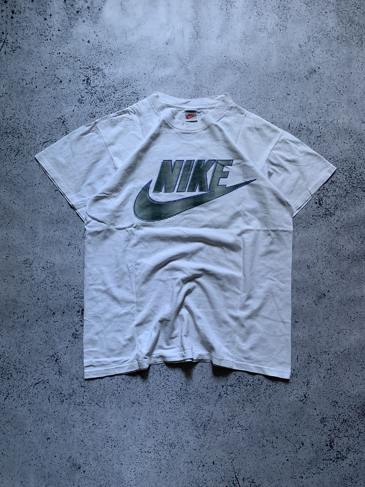 Nike Vintage Nike Baggy T-shirt Big Swoosh Tee Y2K USA Size US L / EU 52-54 / 3 - 1 Thumbnail