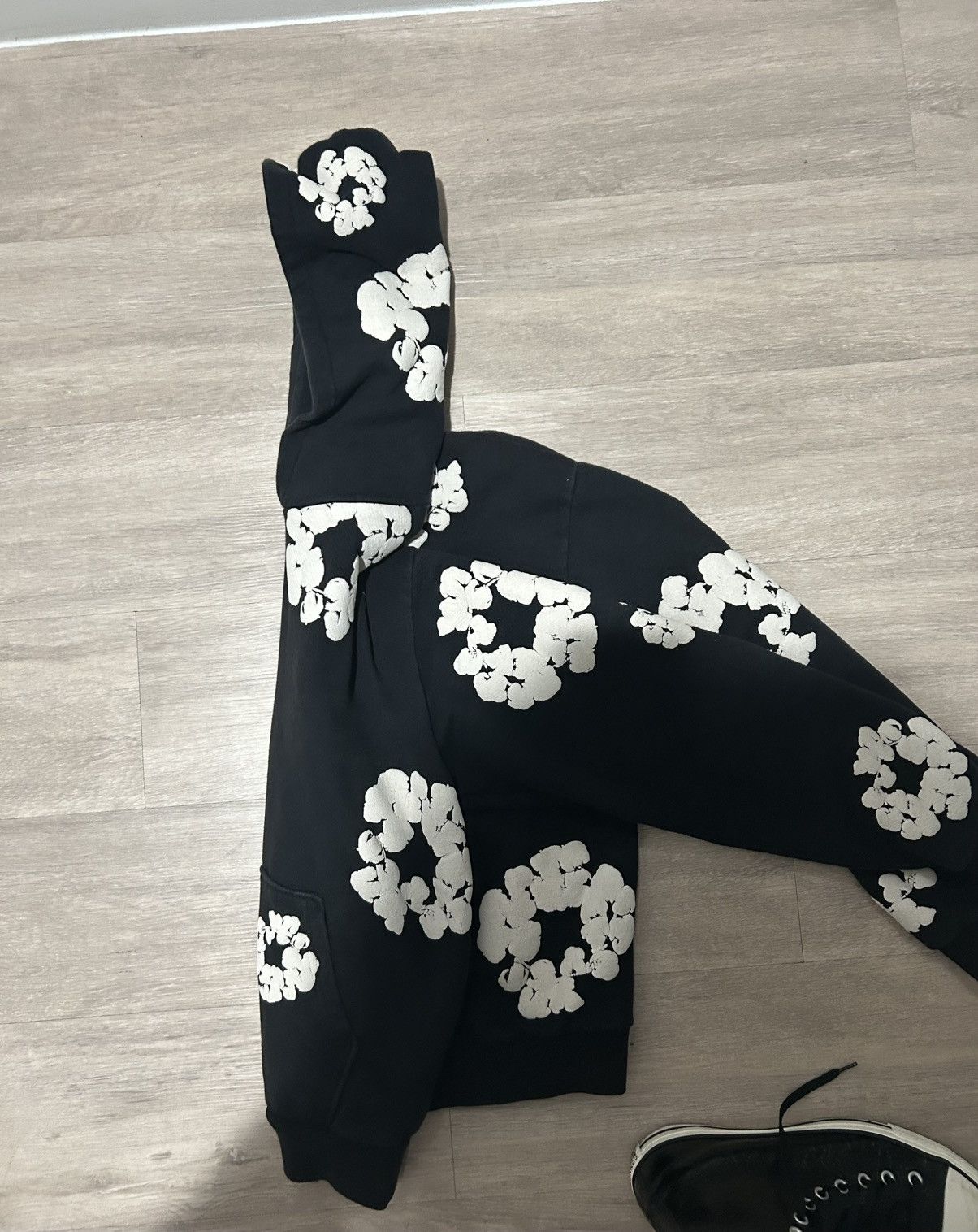 DENIM TEARS Denim tears black hoodie with the white flowers Size US S / EU 44-46 / 1 - 3 Thumbnail