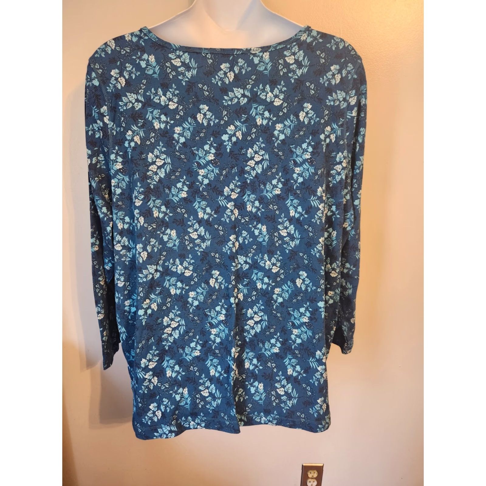 Essentials Essentials by Maggie Teal Floral Ribbed Texture V-Neck Top Shirt Plus 30/32 Blue Women Mens Girls Size 4XL / US 24-26 - 5 Thumbnail