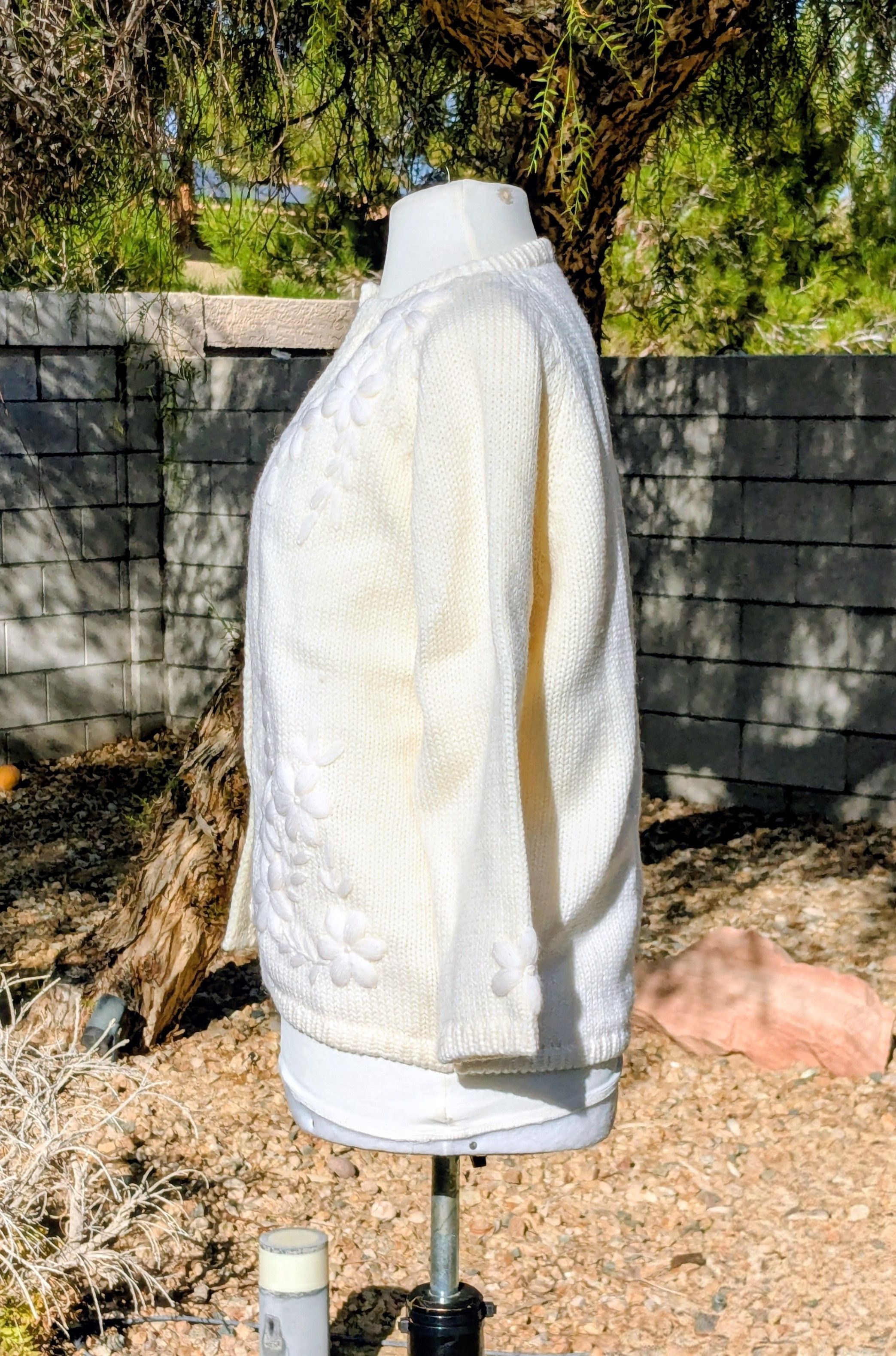Other Vintage 1970s Hand Knit Embroidered Floral Ivory Sweater Size XS / US 0-2 / IT 36-38 - 2 Thumbnail
