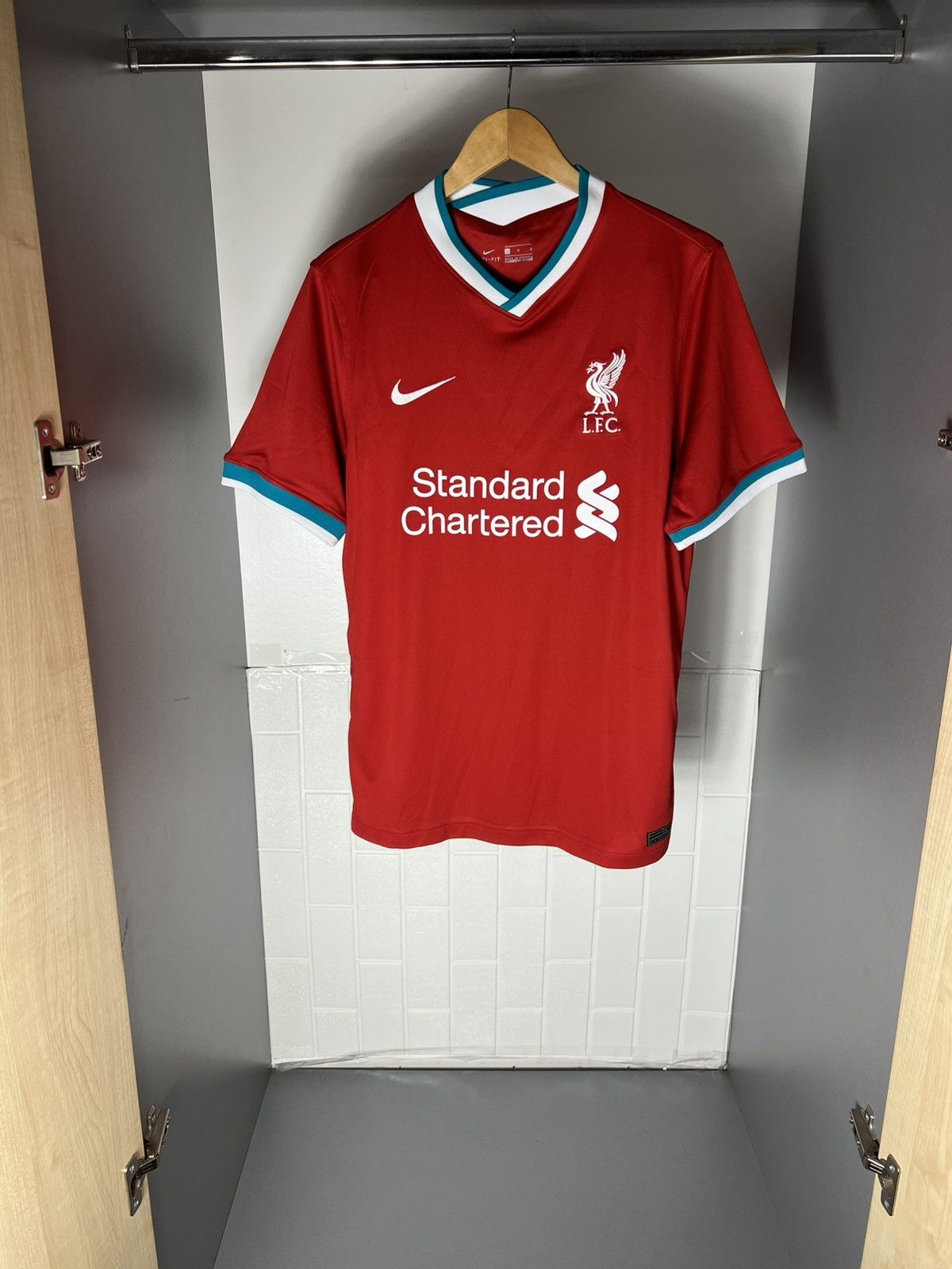 Nike VINTAGE NIKE FC LIVERPOOL ENGLAND SOCCER JERSEY RETRO Y2K Size US L / EU 52-54 / 3 - 6 Thumbnail