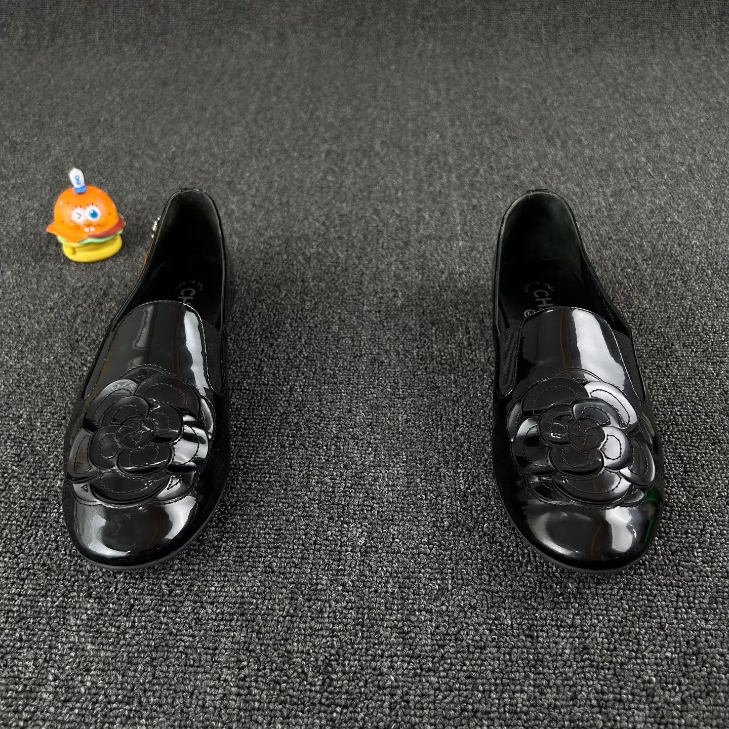 Chanel Chanel Black Patent Leather Camellia Low Heels 39.5 Size US 9 / IT 39 - 2 Thumbnail