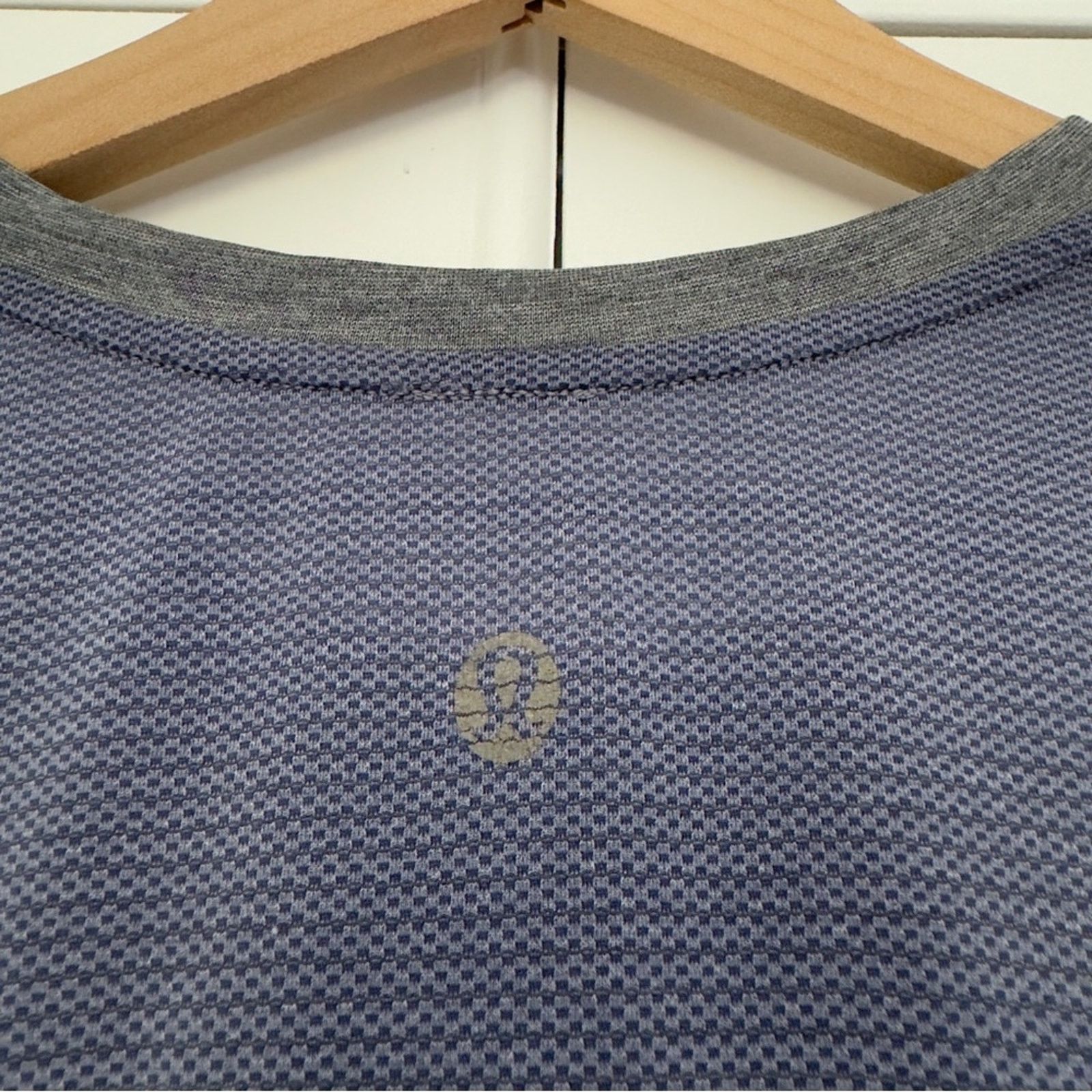Lululemon Lululemon (L/XL?) Athletic T-Shirt gray blue stretch workout Size US L / EU 52-54 / 3 - 5 Thumbnail