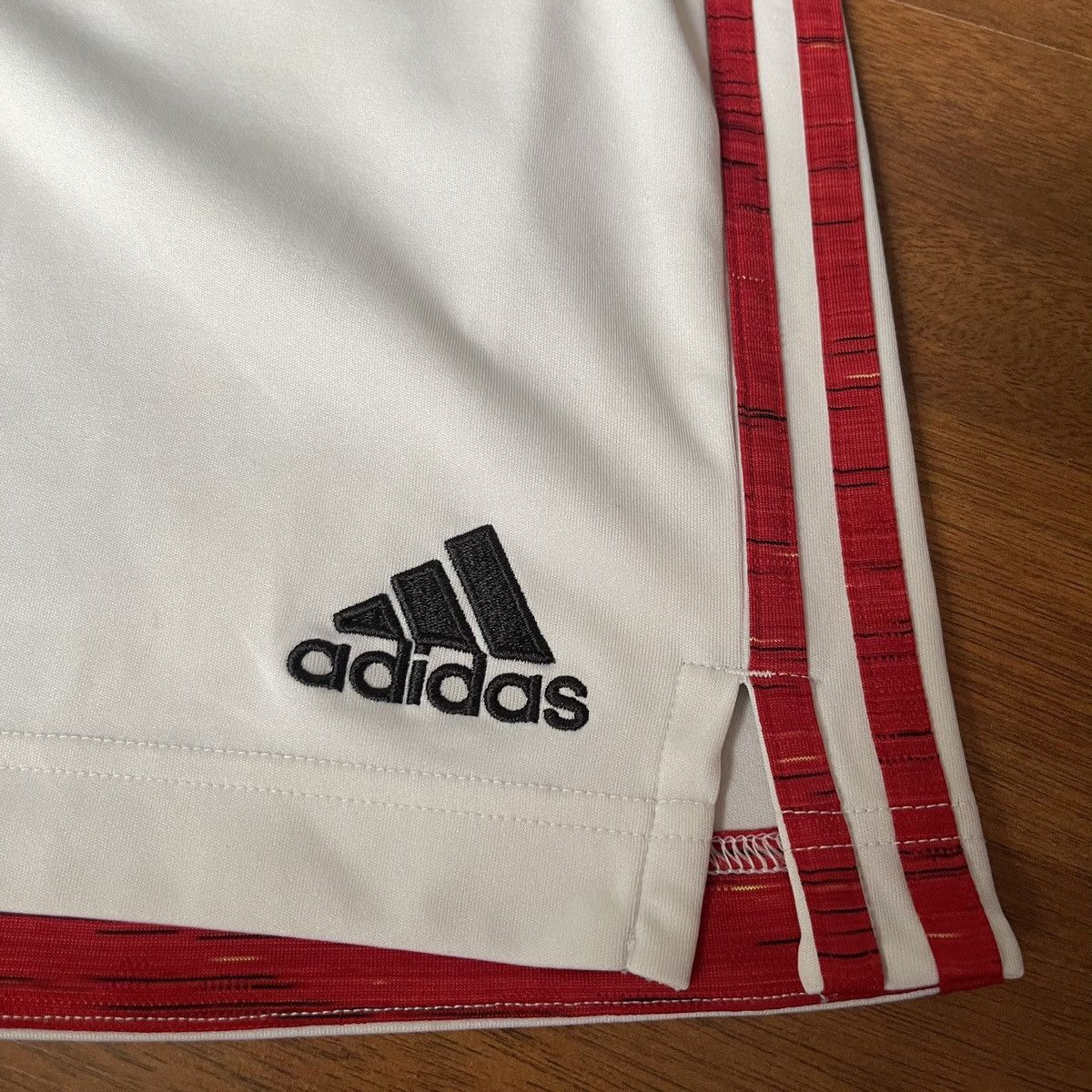 Adidas × Vintage YOUTH SIZE MAN UNITED ADIDAS 2020/2021 FOOTBALL HOME SHORTS Size US 26 / EU 42 - 2 Thumbnail