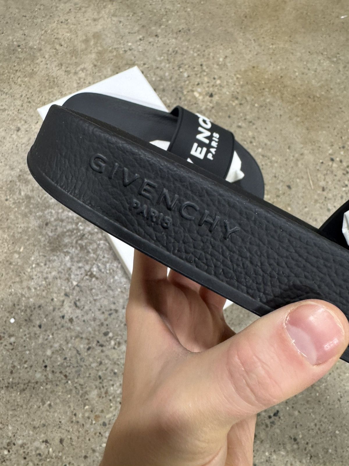Givenchy Givenchy Rubber Pool Slides NEW 475$ Size US 11 / EU 44 - 2 Thumbnail