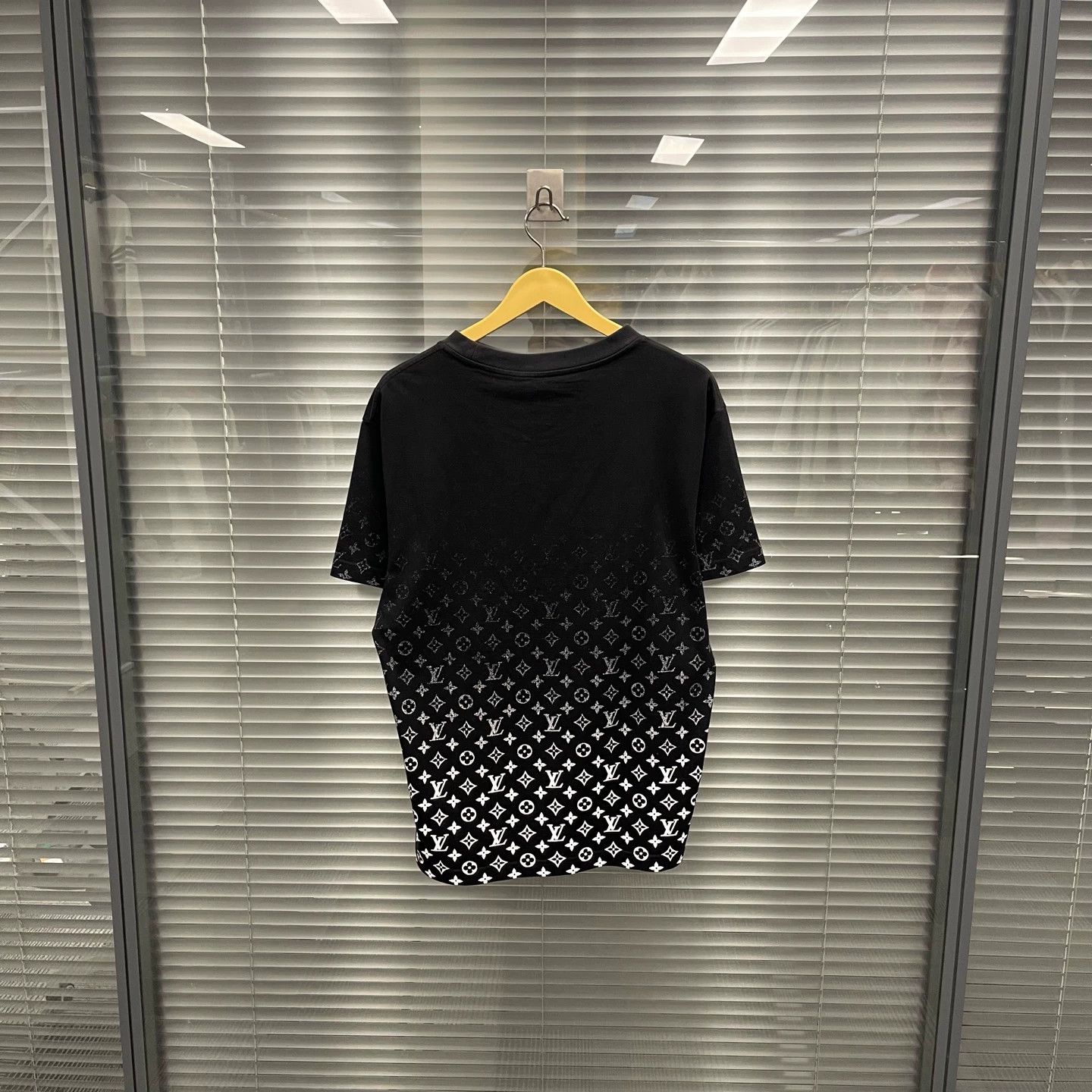Louis Vuitton LV black all over gradient logo t-shirt M Size US M / EU 48-50 / 2 - 2 Thumbnail