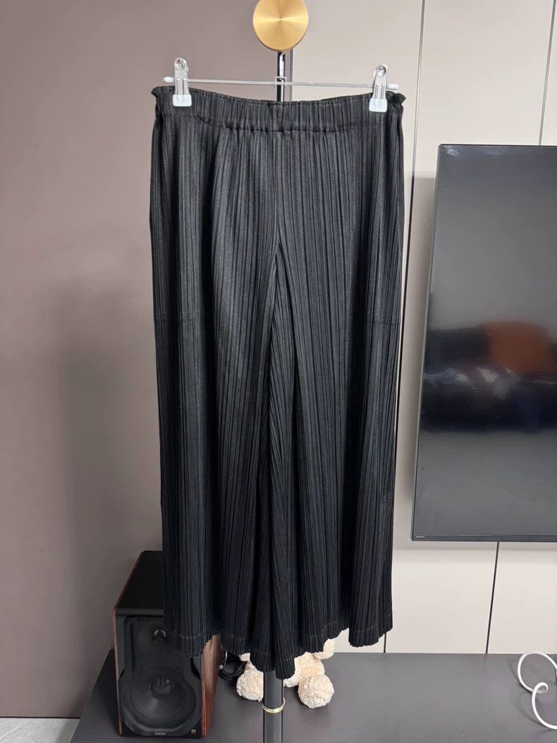 Issey Miyake Issey Miyake size:1 Black pleated trousers Size 22" - 1 Thumbnail