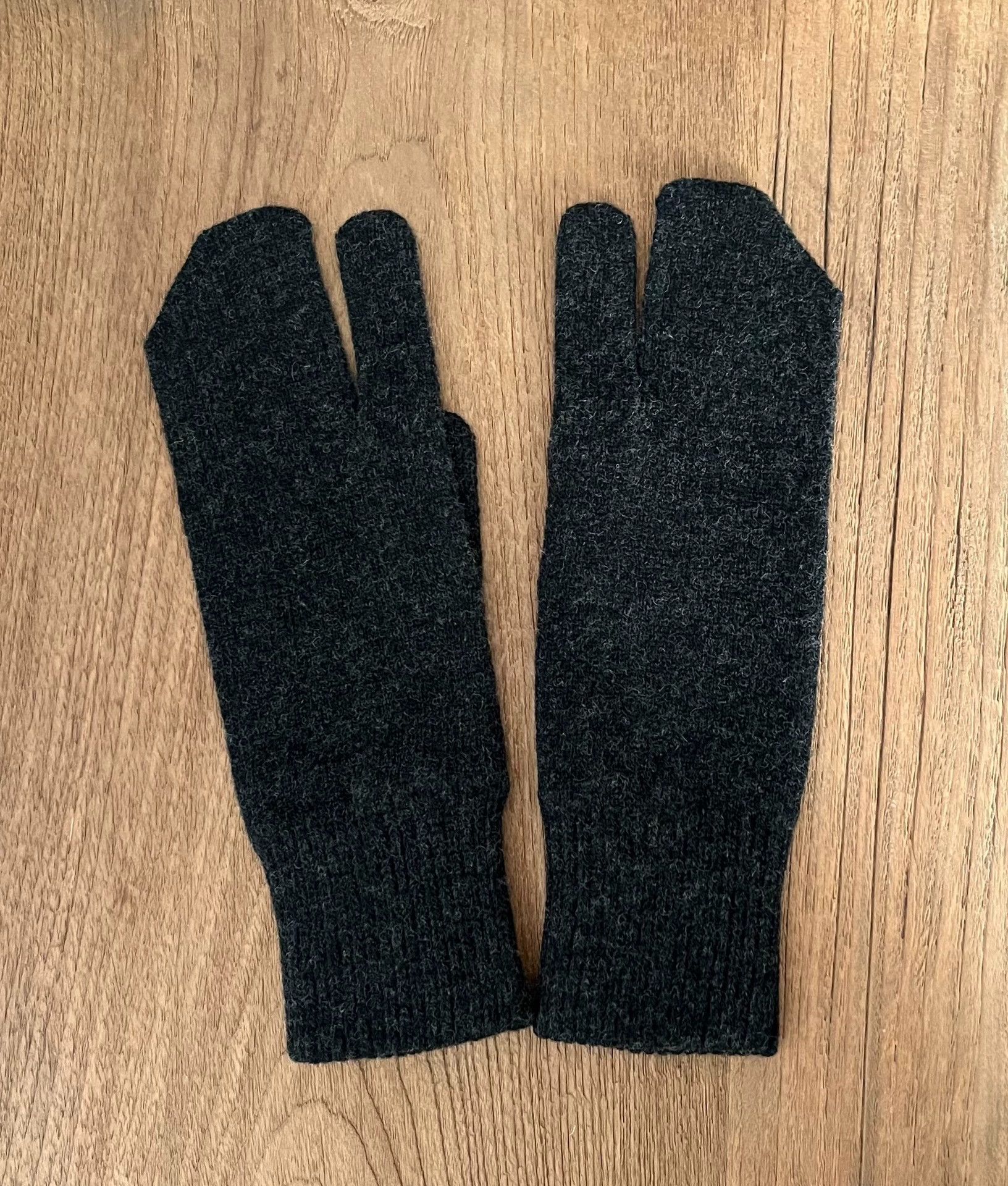 Number (N)ine Number (N)ine 06AW Rare Wool Gloves Size ONE SIZE - 1 Thumbnail